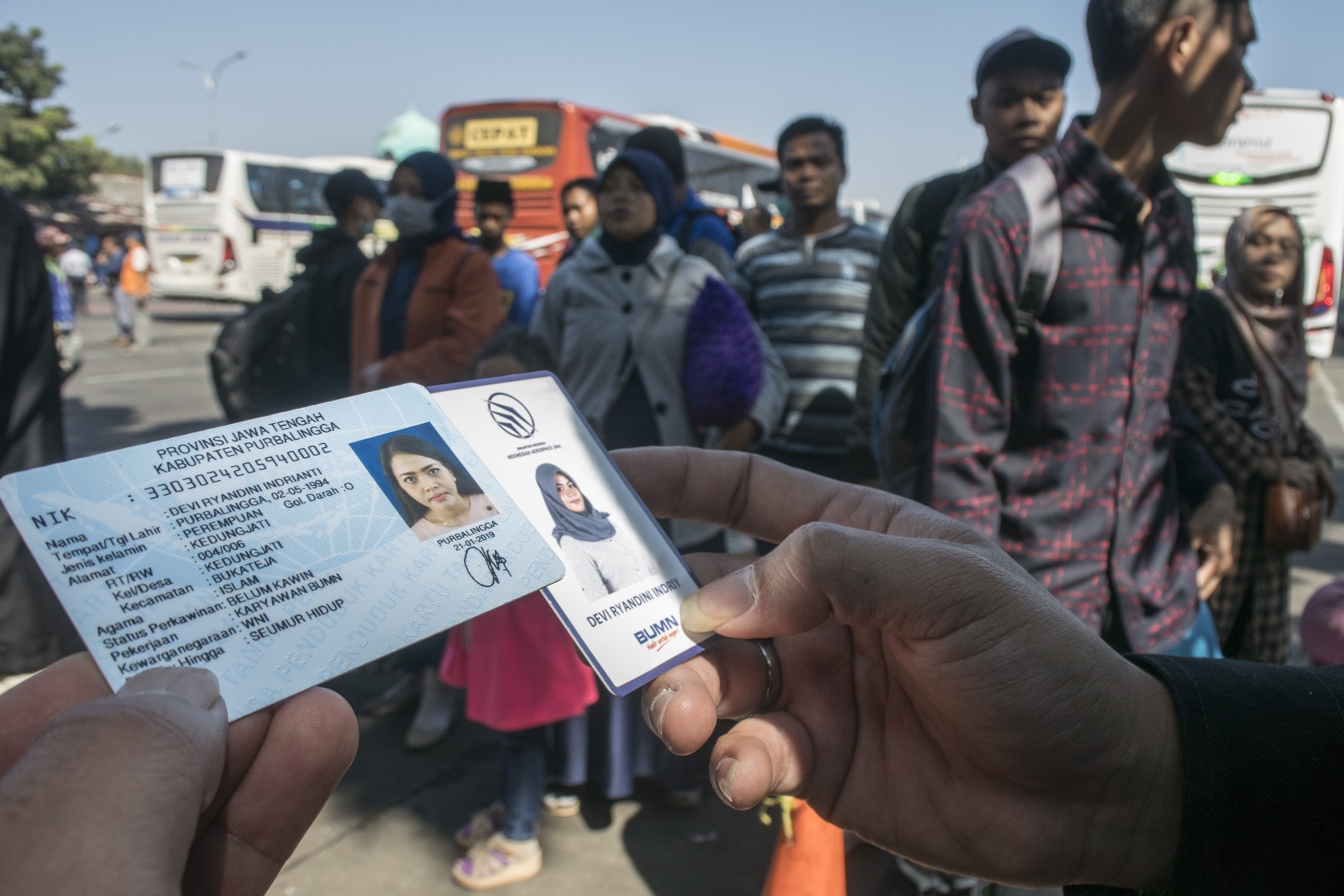  Petugas memeriksa kelengkapan dokumen kependudukan warga yang turun dari bus di Terminal Cicaheum, Bandung, Jawa Barat, Minggu (9/6/2019)