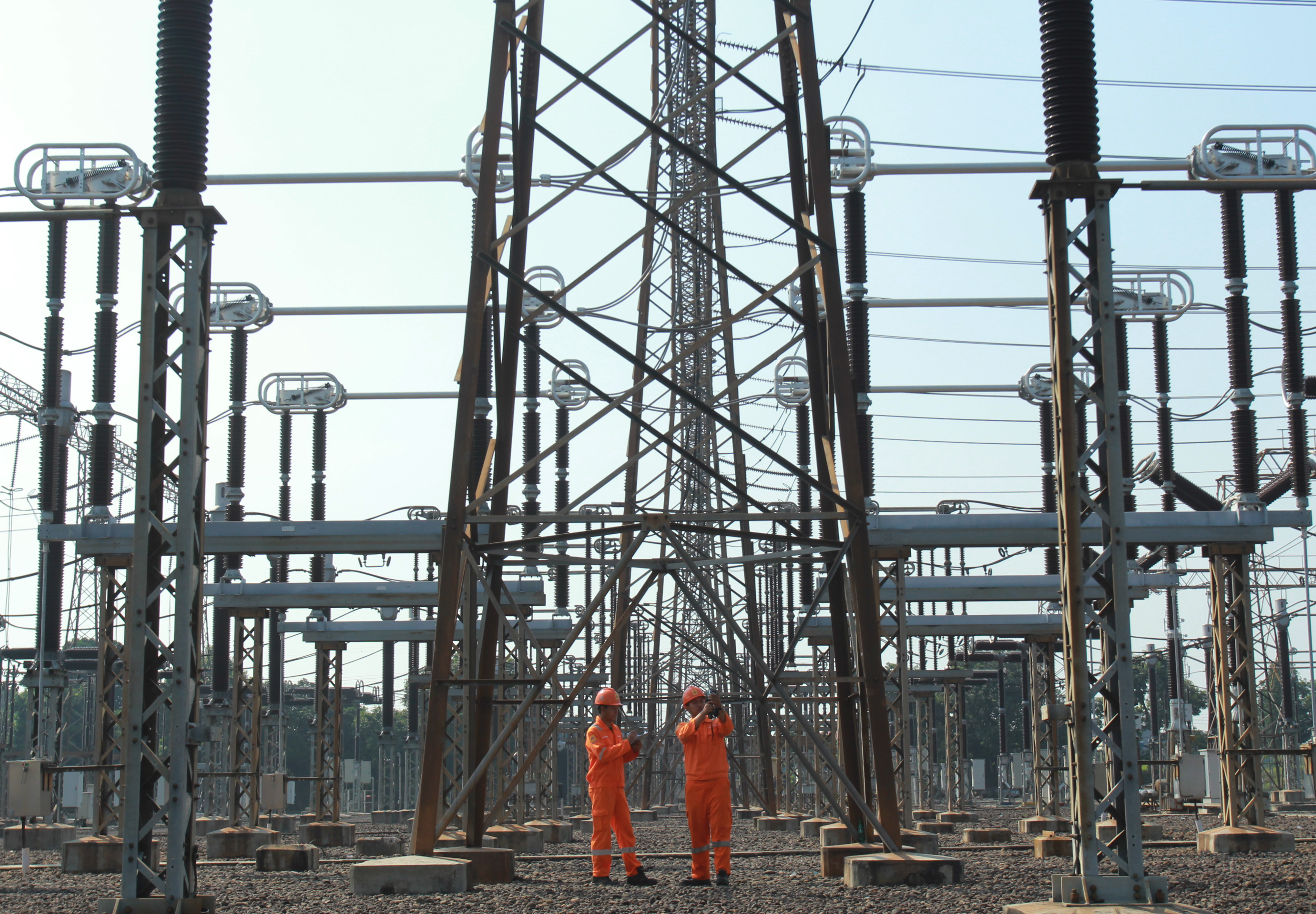 Paralatan kelistrikan yang ada di UIP2B Gandul Depok, Jawa Barat, Kamis (23/5).