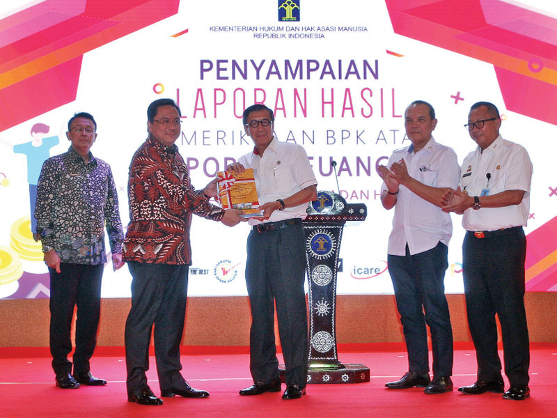 Menteri Hukum dan Hak Asasi Manusia Yasonna Laoly (tengah) bersama Anggota I BPK RI Agung Firman Sampurna (kedua kiri) di Gedung Kemenkumham