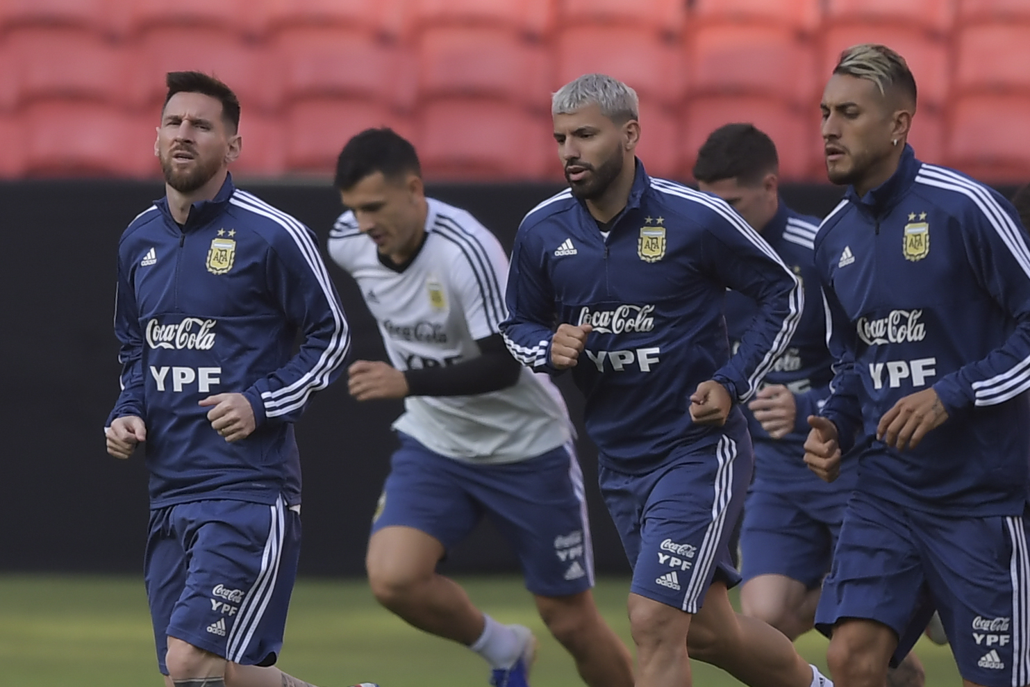 Argentina Lionel Messi (kiri), Sergio Aguero (2-kanan) dan Roberto Pereyra (kanan) berlatih selama sesi latihan di Porto Alegre, Brasil