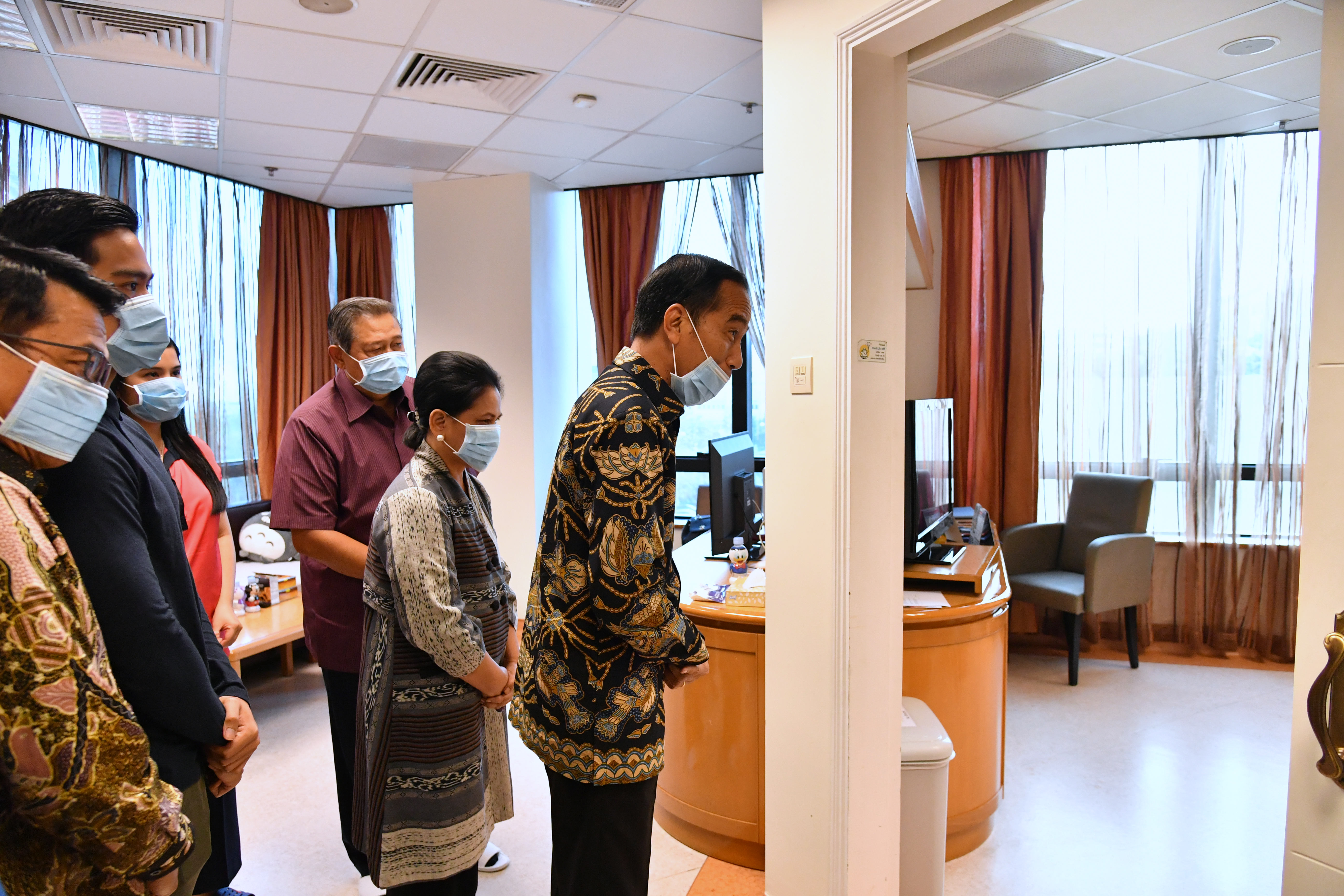 Momen saat Presiden Joko Widodo menjenguk Ani Yudhoyono di National University Hospital, Singapura