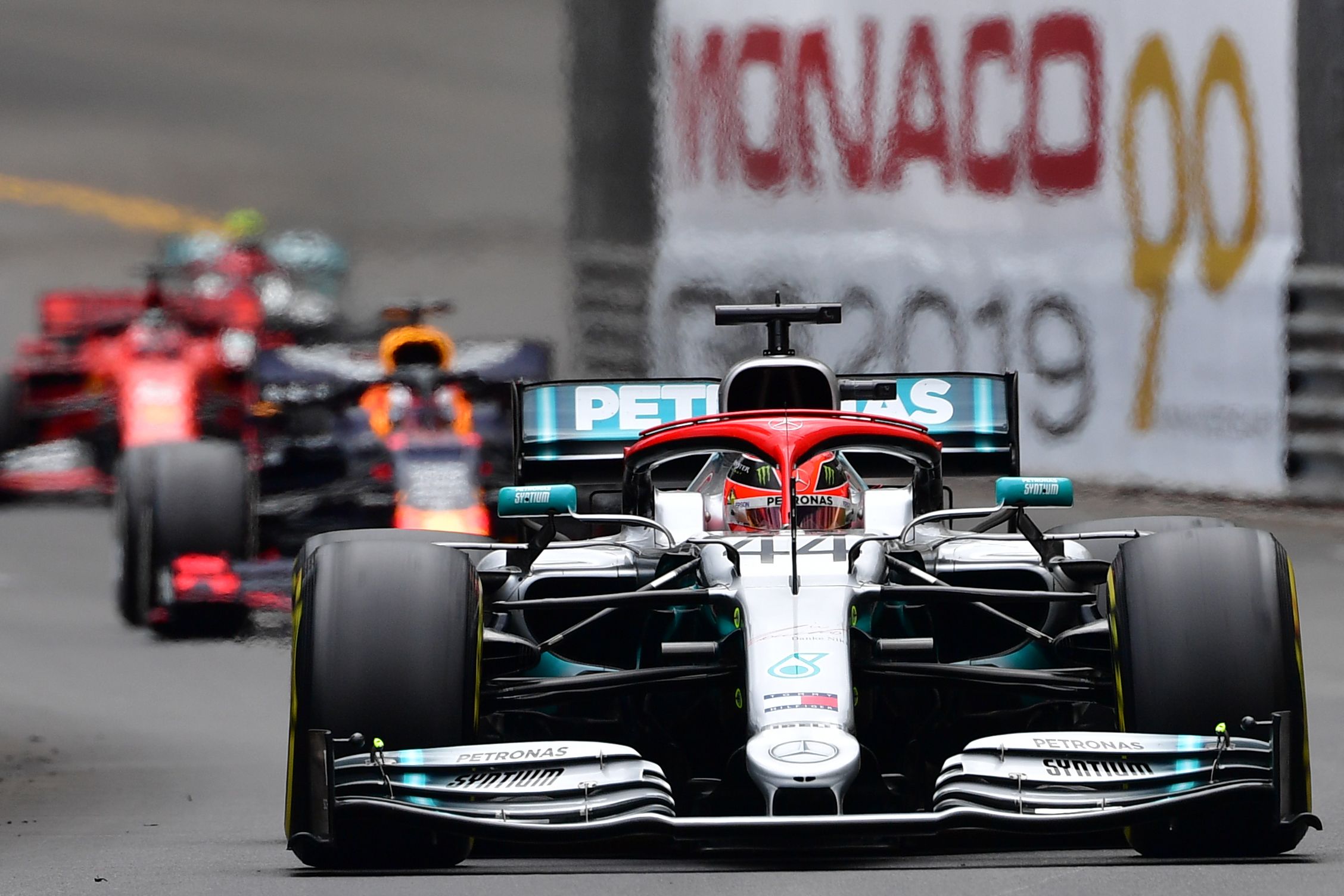 Mobil Mercedes yang dikendarai Lewis Hamilton.