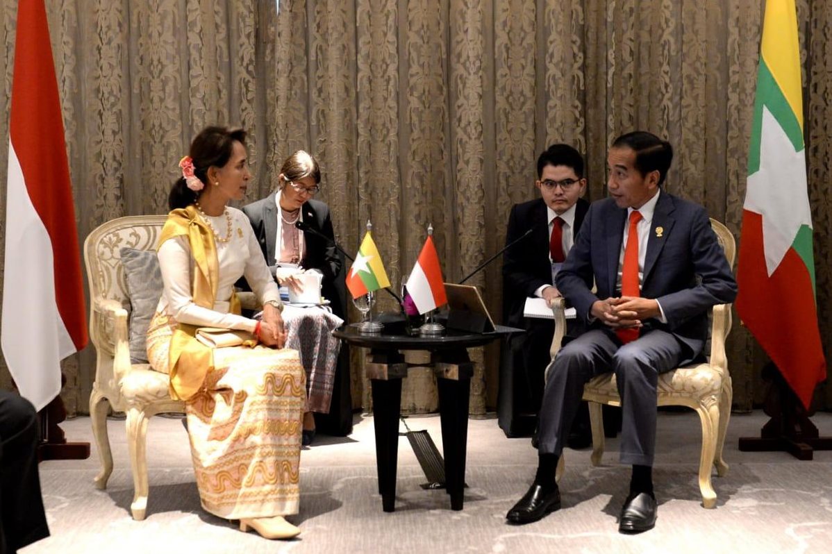 State Counsellor Republik Uni Myanmar Aung San Suu Kyi dan Presiden RI Joko Widodo di Bangkok, Sabtu (22/6)