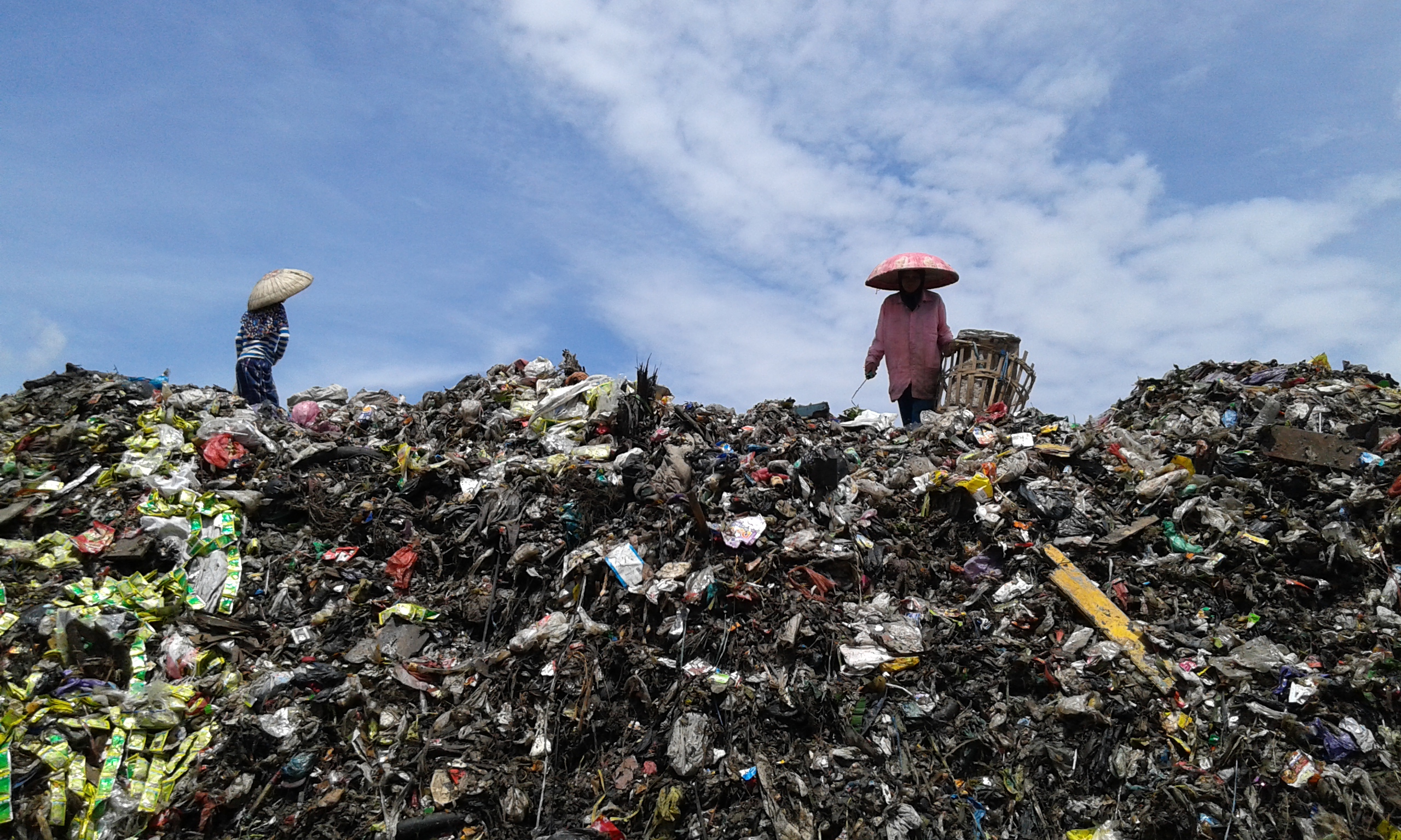  Timbunan sampah di TPA Banjarmasin. Program diet kantong plastik Kota Banjarmasin terus ditingkatkan dengan menggandeng industri. 