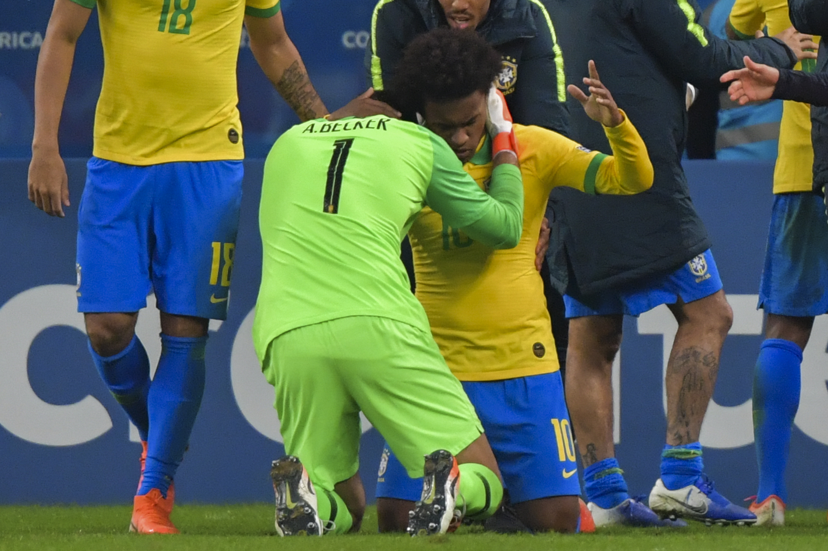 Penjaga gawang Brasil Alisson bersama Willian merayakan kemenangan Selecao atas Paraguay