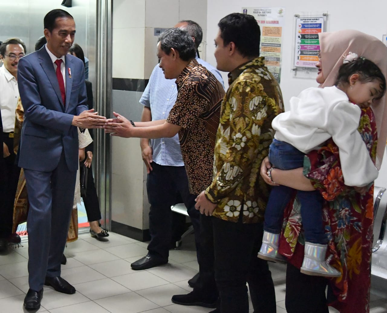 Presiden Joko Widodo dan Ibu Iriana Widodo menjenguk Wali Kota Surabaya Tri Rismaharini