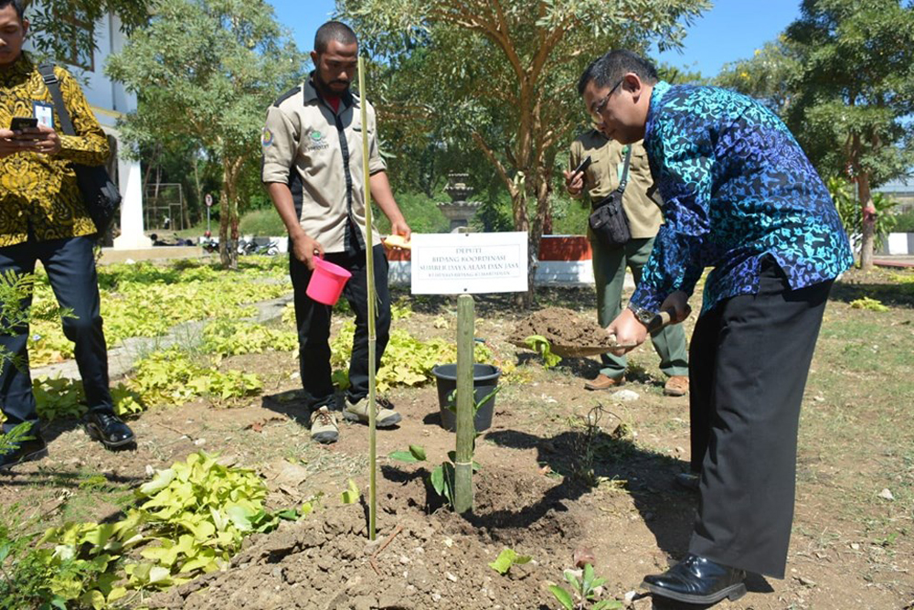 Deputi Bidang Koordinasi Sumber Daya Alam dan Jasa Kementerian Koordinator Bidang Kemaritiman Agung Kuswandono (kanan).