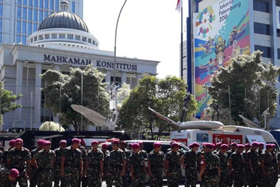 Penjagaan di depan gedung MK oleh aparat
