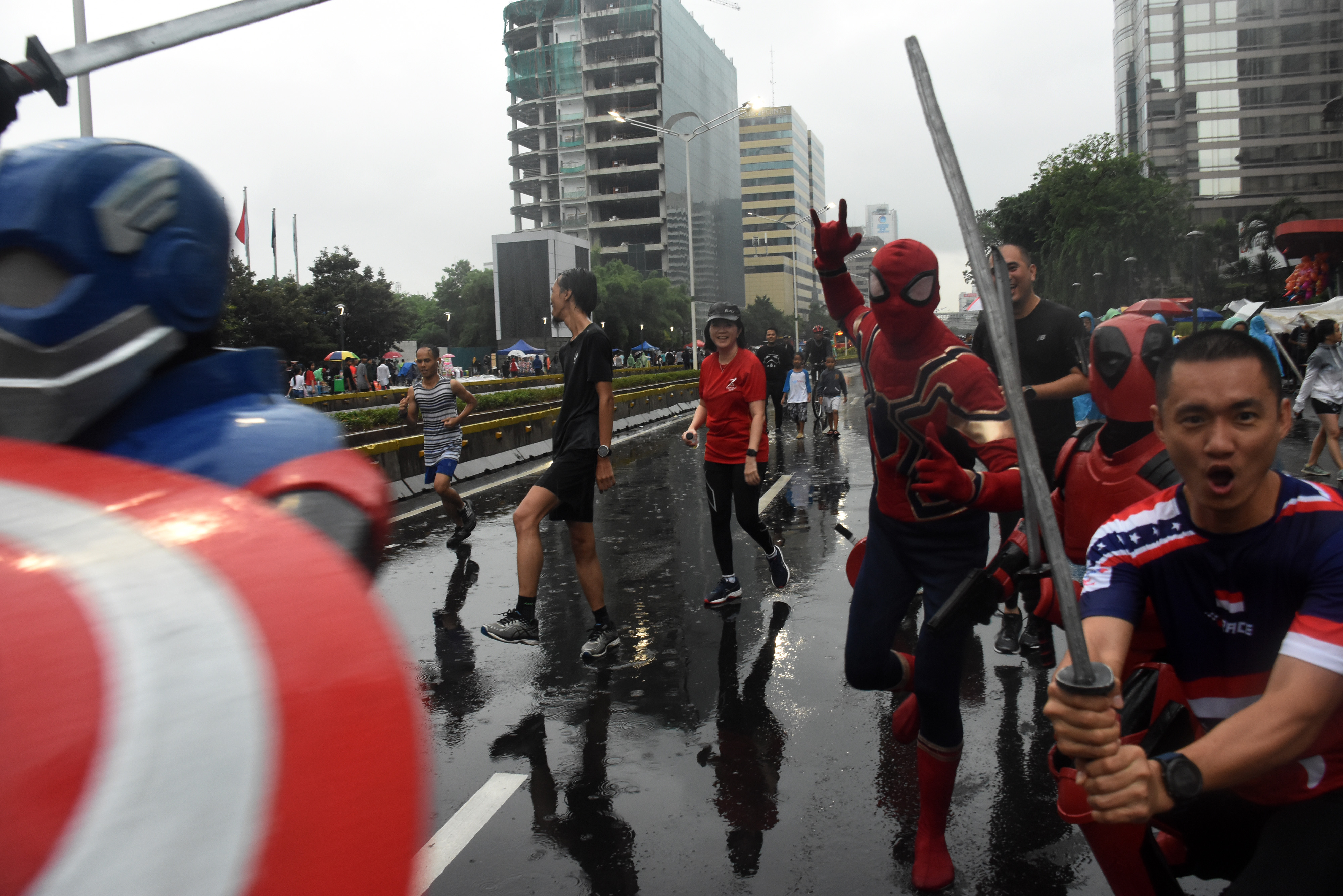 Warga berolahraga saat hari bebas berkendara di kawasan MH Thamrin, Jakarta.