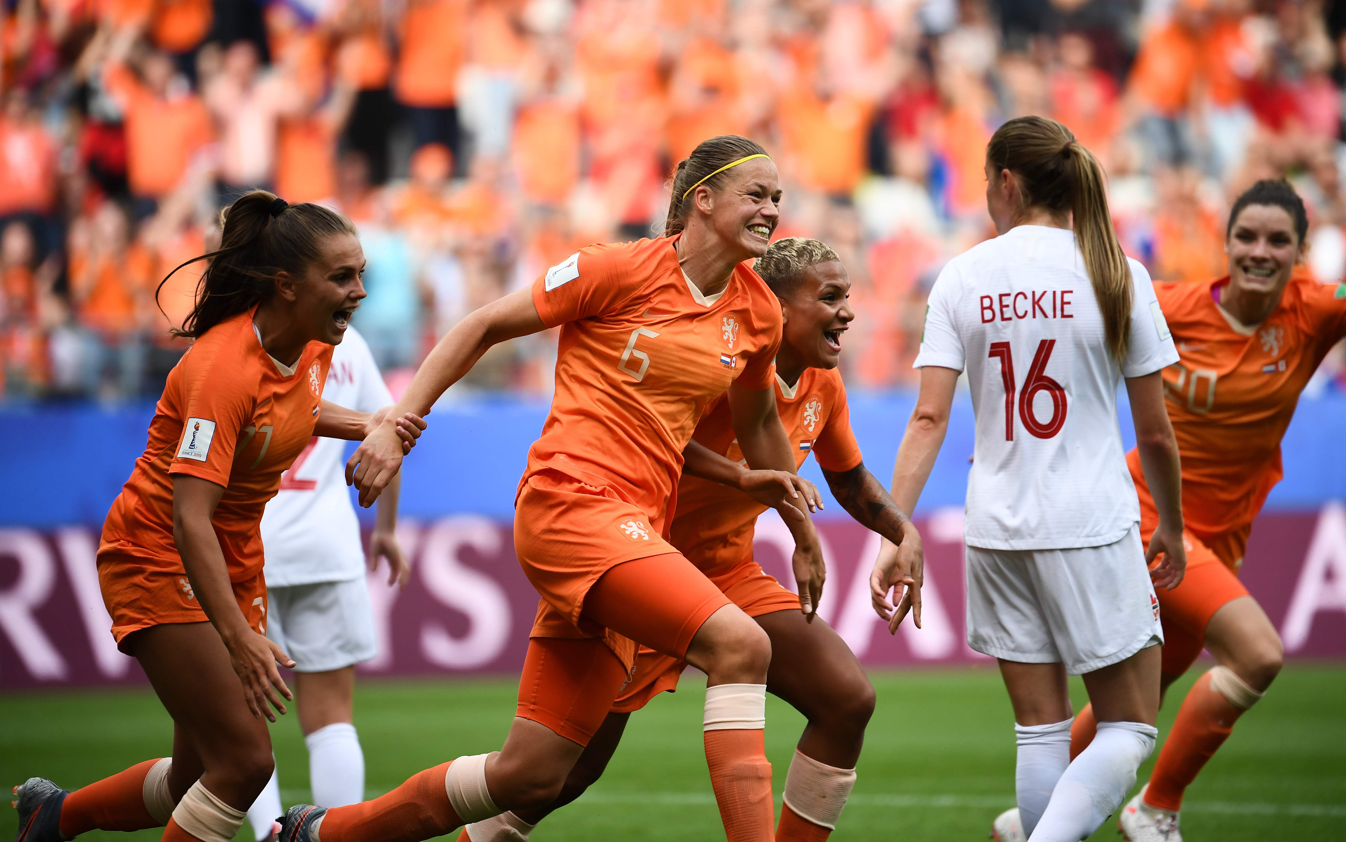 Pemain belakang Belanda Anouk Dekker merayakan golnya ke gawang Kanada.