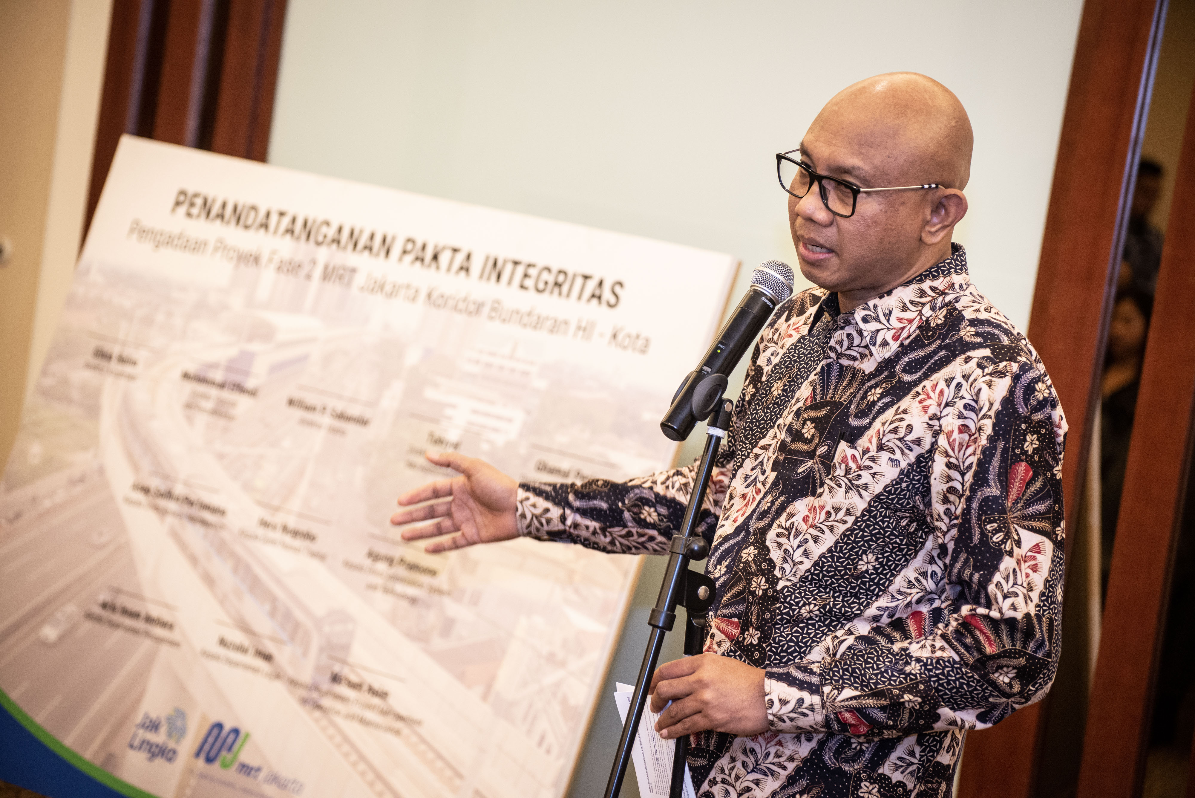 Direktur Utama PT. MRT Jakarta William P. Sabandar saat penandatanganan pakta integritas dengan KPK