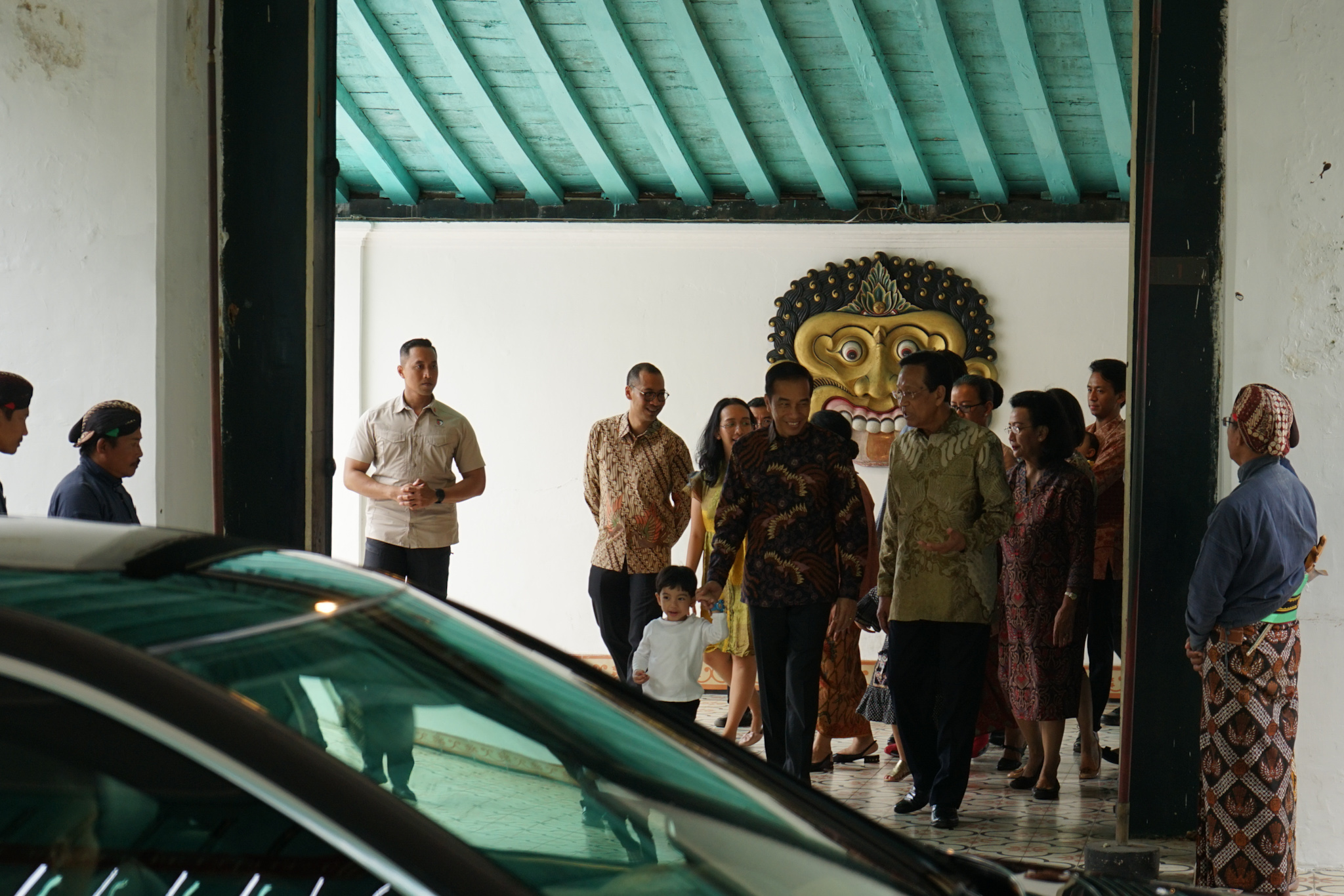 Presiden Joko Widodo bersama keluarga dan Sultan Keraton Yogyakarta Sri Sultan Hamengkubuwono X di Keraton Yogyakarta, Jumat (7/6).