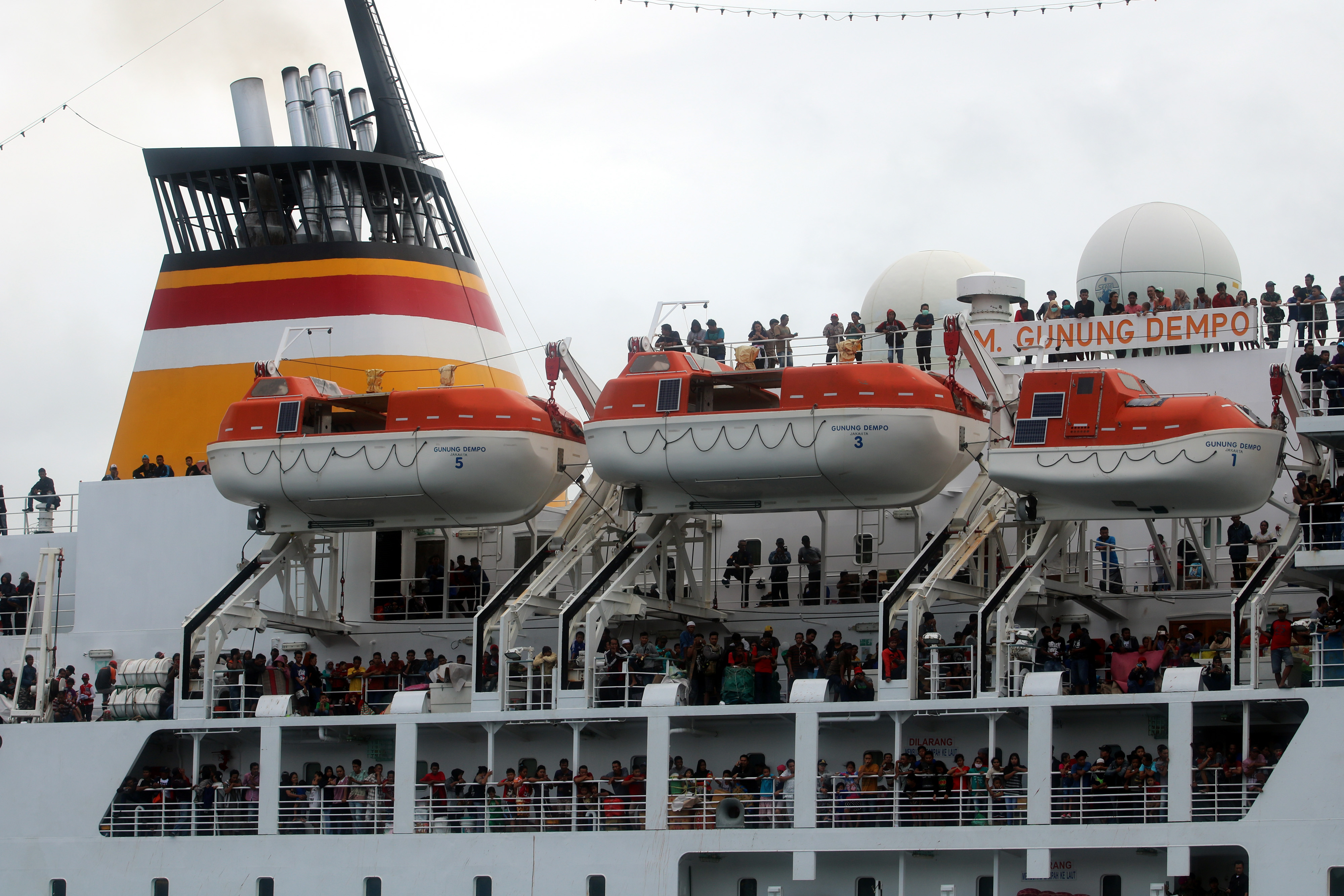 Ribuan pemudik terlihat memadati anjungan kapal milik PT Pelni KM Gunung Dempo yang tiba di Pelabuhan Ambon, Maluku.