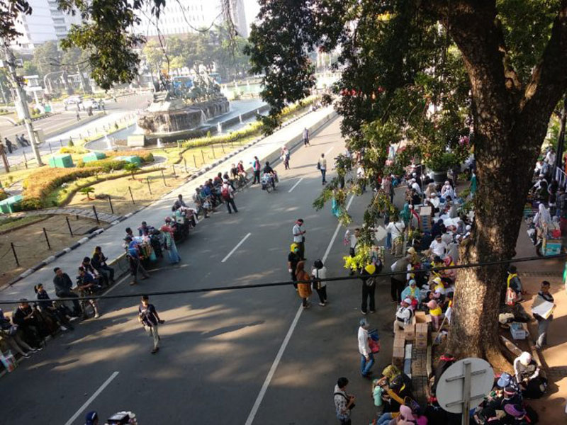 Massa aksi pendukung Prabowo-Sandiaga Uno berkumpul di sekitar kawasan Patung Kuda pada Kamis (27/6/2019). 