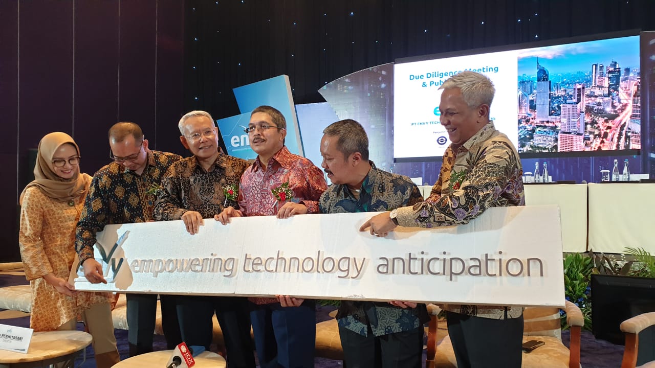 Direksi Eny saat mengumumkan penawaran umum saham perdana (IPO)