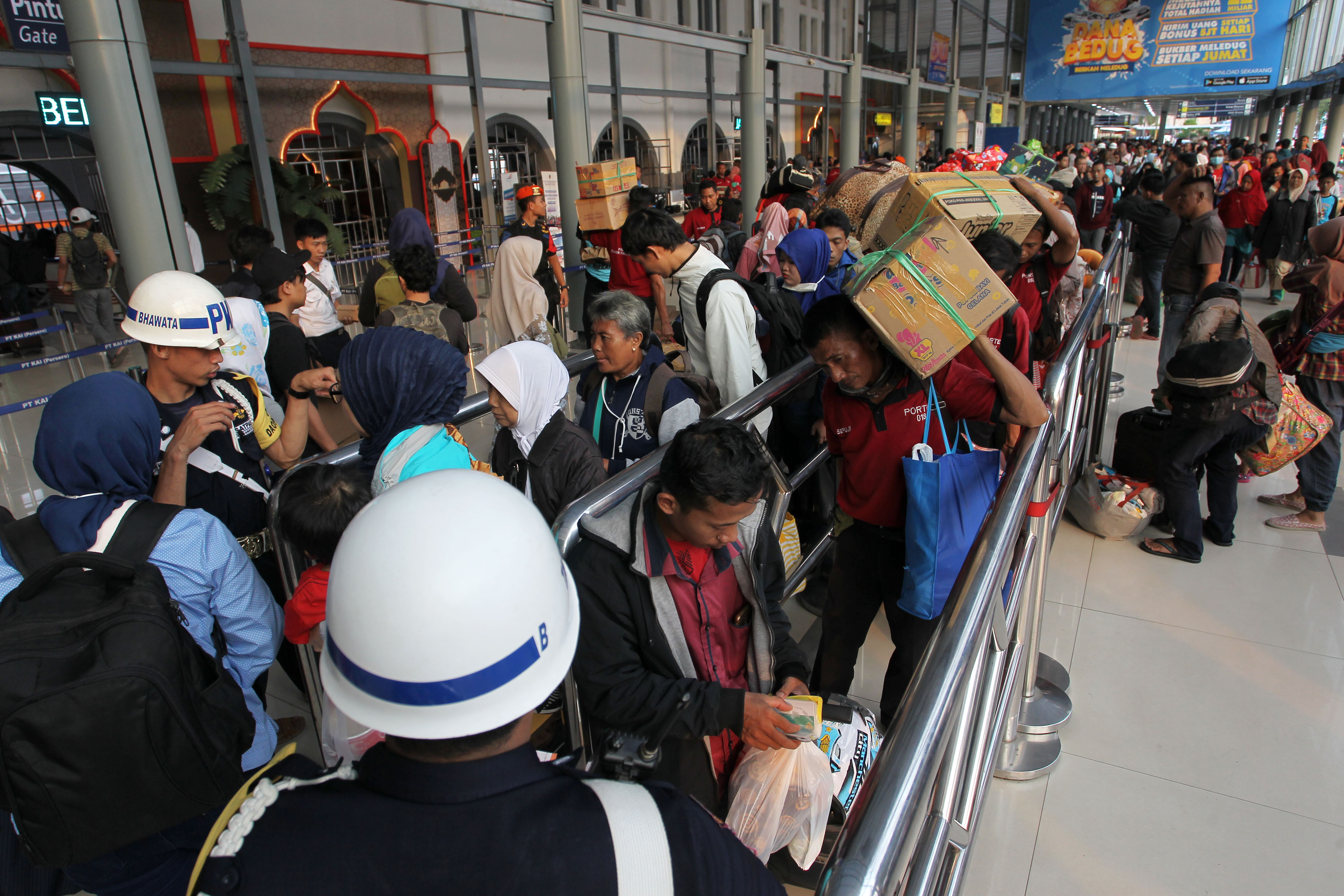 Para pemudik di stasiun kereta api saat Lebaran 2019.