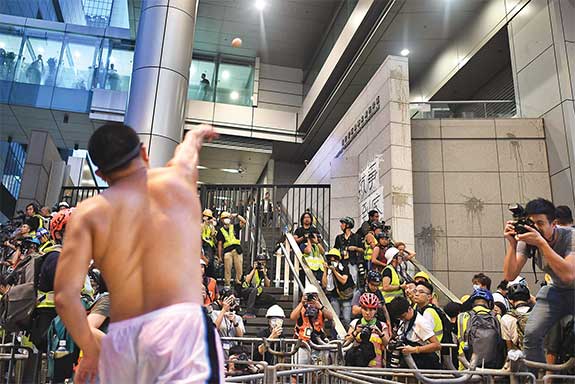 Markas Polisi di Hong Kong Dilempari Telur