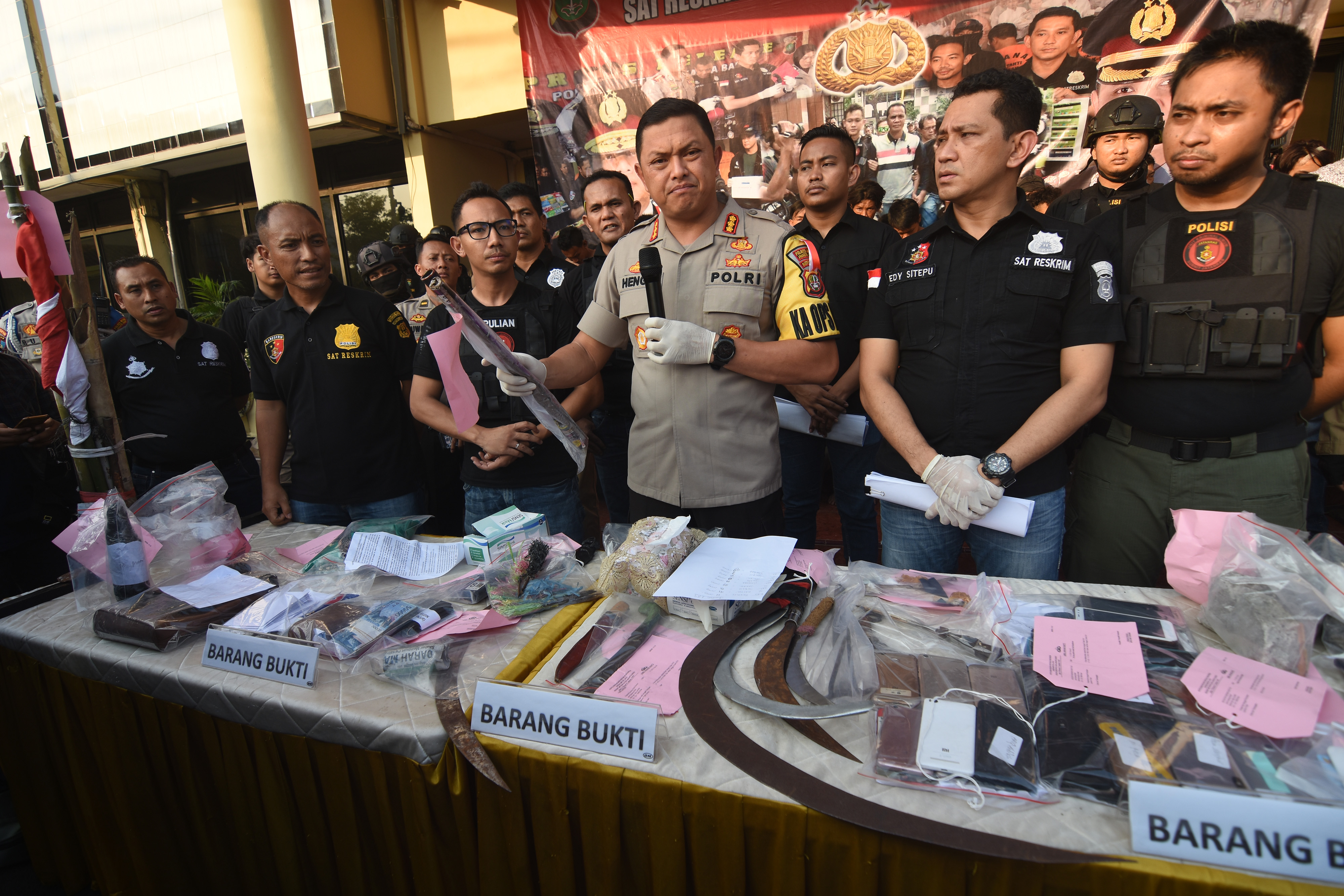 Kapolres Jakarta Barat Kombes Pol Hengki Haryadi (tengah) menunjukkan barang bukti kerusuhan 22 Mei di Polres Metro Jakbar, kamis (23/5)