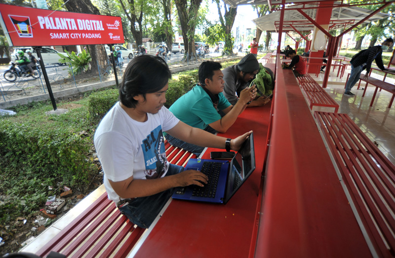 Masyarakat kerap menggunakan wifi gratis di tempat publik. Kejahatan siber pun kerap bersembunyi di wifi publik.