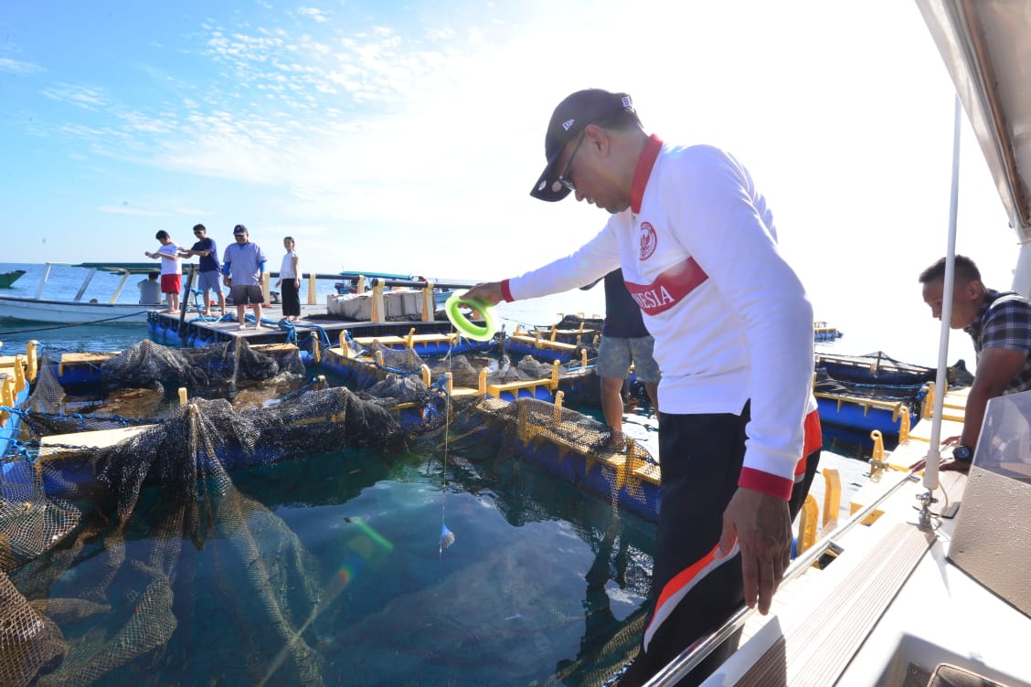 Gubernur Sulawesi Selatan, Nurdin Abdullah ternyata punya hobi memancing. 