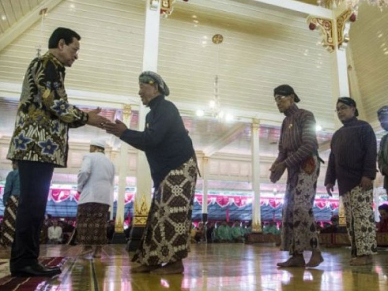 Raja Keraton Yogyakarta sekaligus Gubernur DI Yogyakarta, Sri Sultan HB X, menerima salam dari abdi dalem Keraton Yogyakarta saat syawalan.