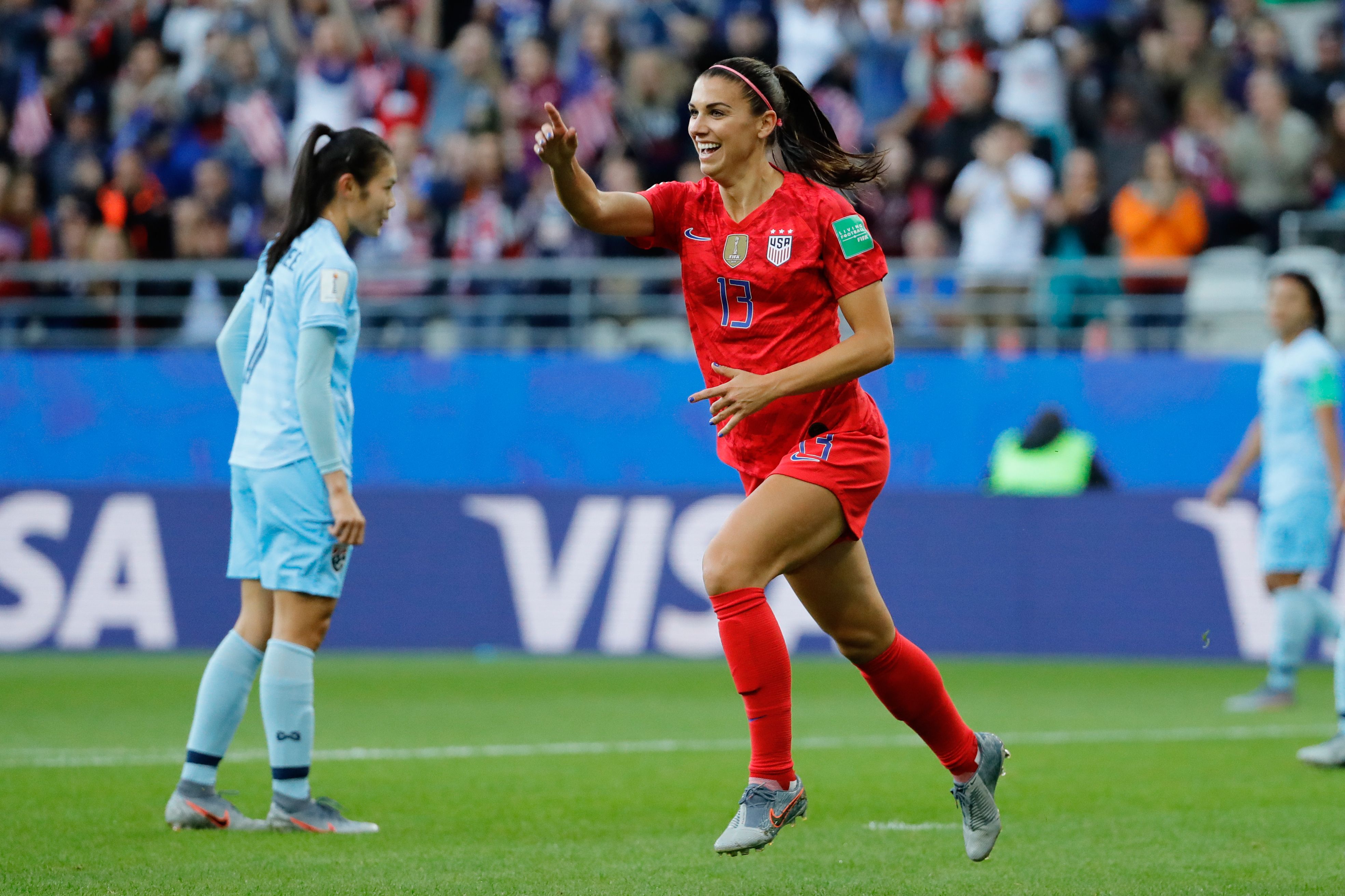 Alex Morgan melakukan selebrasi usai menjebol gawang Thailand di laga Piala Dunia Putri.