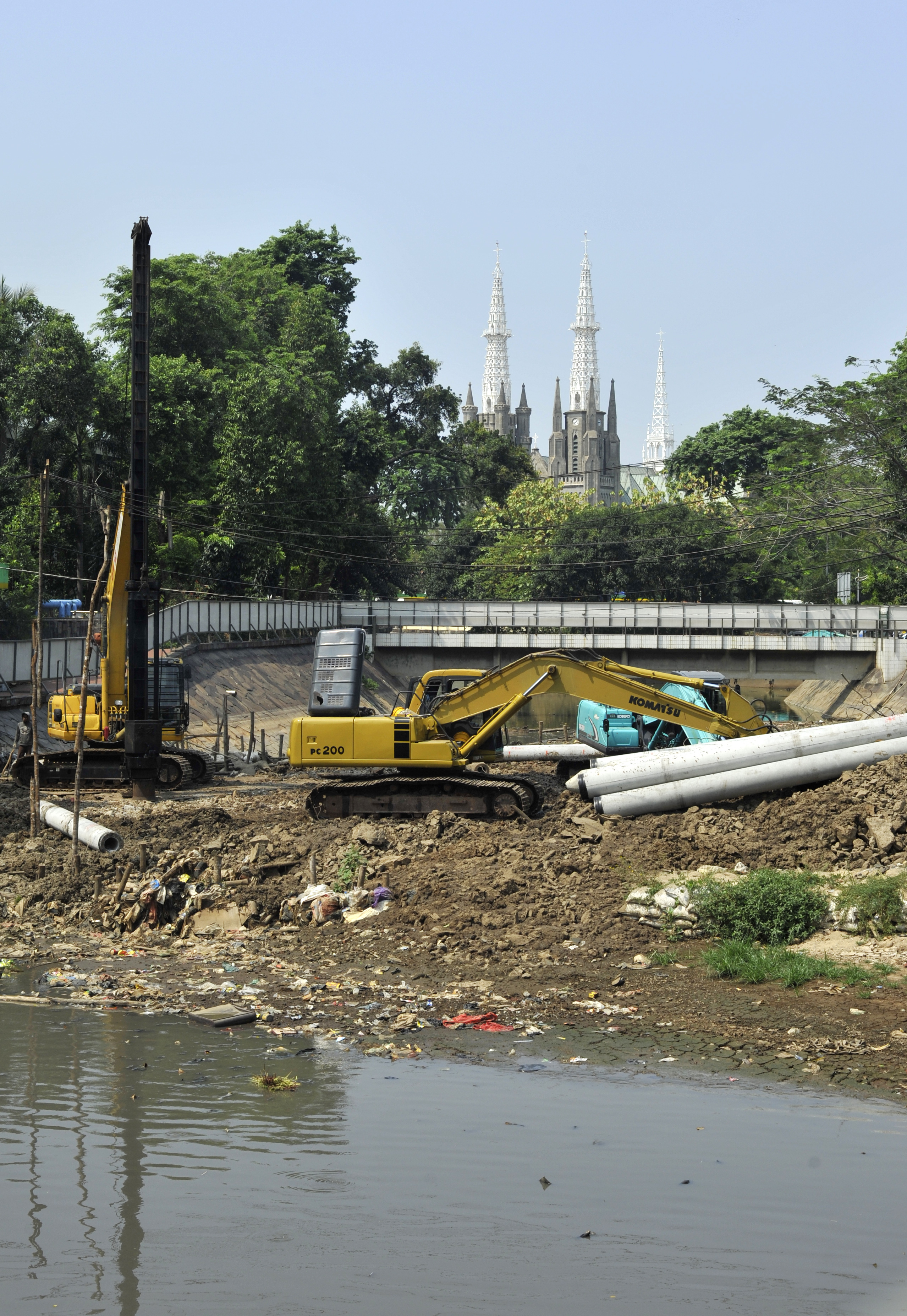 Ilustrasi: Pekerja menyelesaikan proyek restorasi Sungai Ciliwung di kawasan Masjid Istiqlal, Jakarta Pusat, Kamis (2/10/2014).