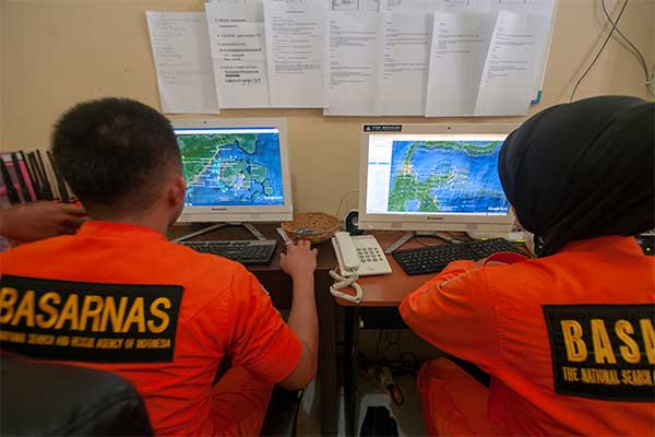 Anggota Tim SAR memetakan lokasi pencarian KM Lintas Timur 