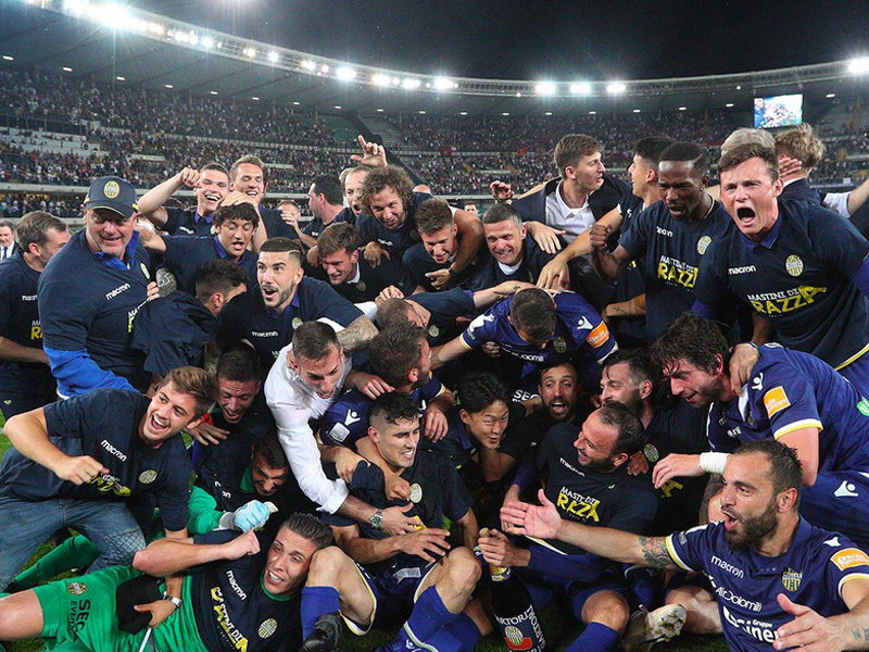 Para pemain Verona merayakan keberhasilan mereka meraih promosi ke Serie A