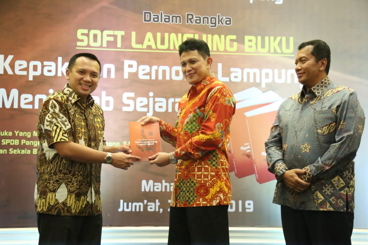 Mantan Gubernur Lampung Ridho Ficardo (kiri) & Sultan Sekala Bkhak yang di Pertuan ke-23 Saibatin Puniakan Dalom Beliau Edward Syah Pernong.