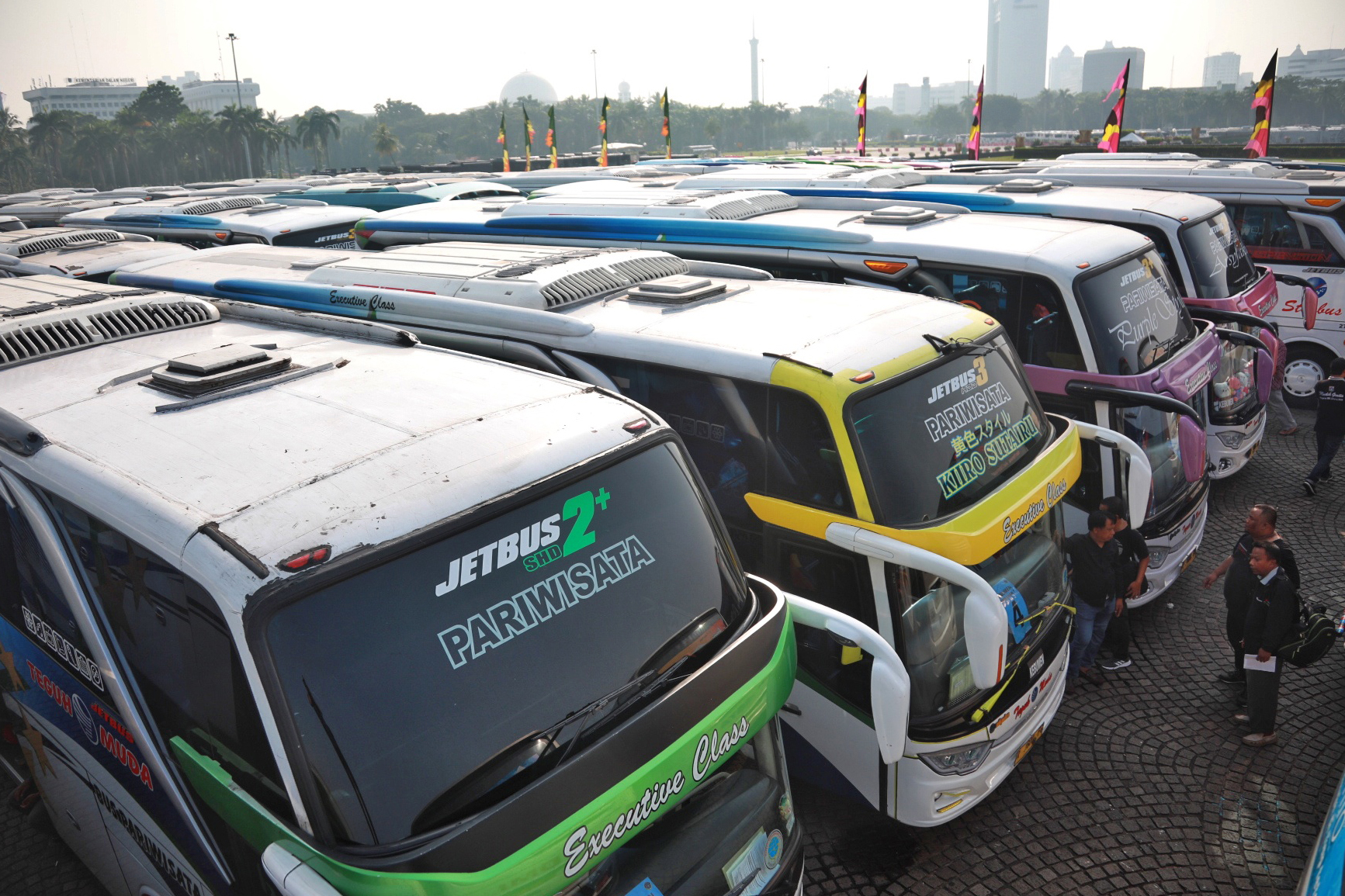 Pemudik mengikuti mudik bersama yang diprakarsai oleh Pemprov DKI Jakarta di kawasan Silang Monas, Jakarta, Kamis (30/5). 