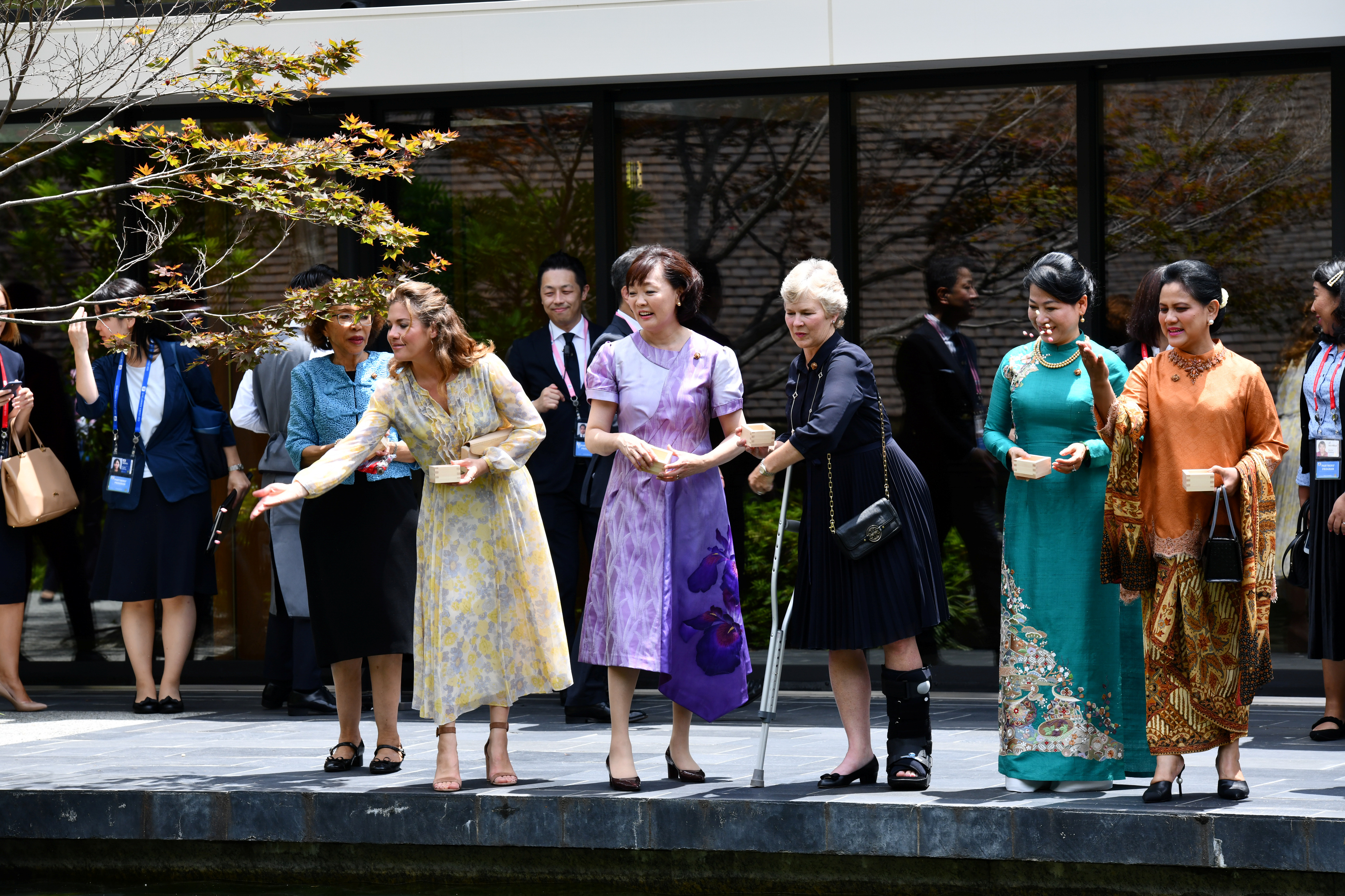 Ibu Negara Iriana (kanan) berfoto bersama para istri pemimpin negara-negara peserta KTT G-20 di Kuil Tofuku Ji, Kyoto, Jepang.