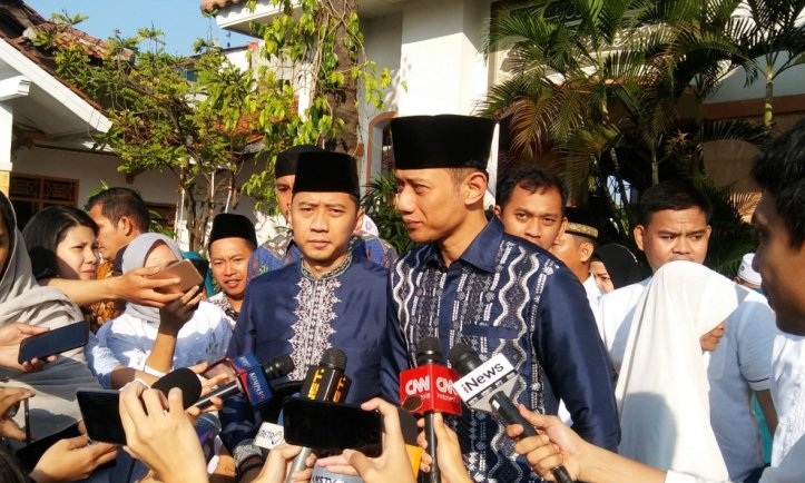 Agus Harimurti Yudhoyono atau akrab disapa AHY (baju biru kiri) bersama Edhie Baskoro atau Ibas (baju biru kanan) usai menunaikan salat Id.