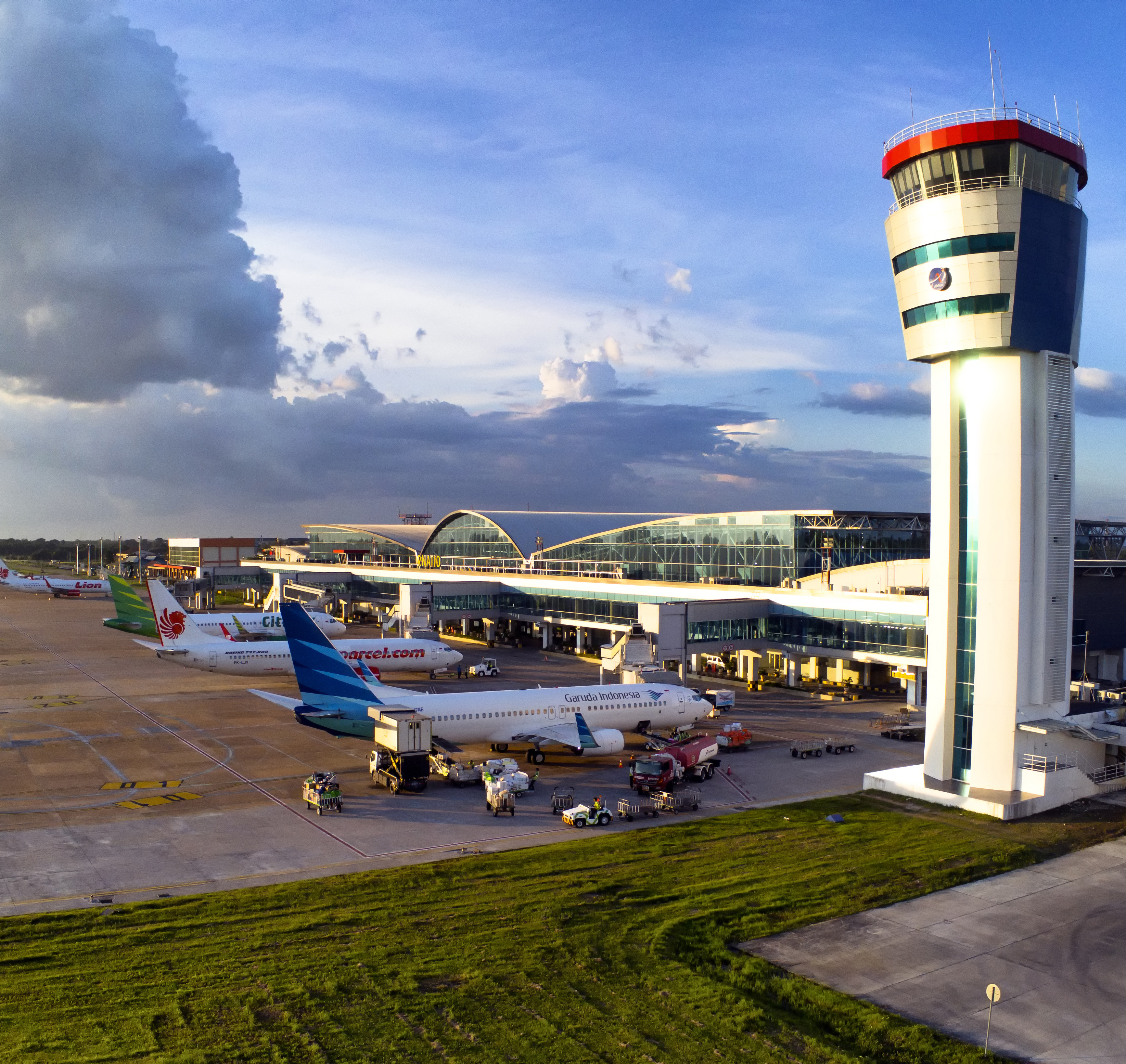 Pesawat komersial berada di apron Bandar Udara Internasional Supadio, Pontianak, Kalimantan Barat.