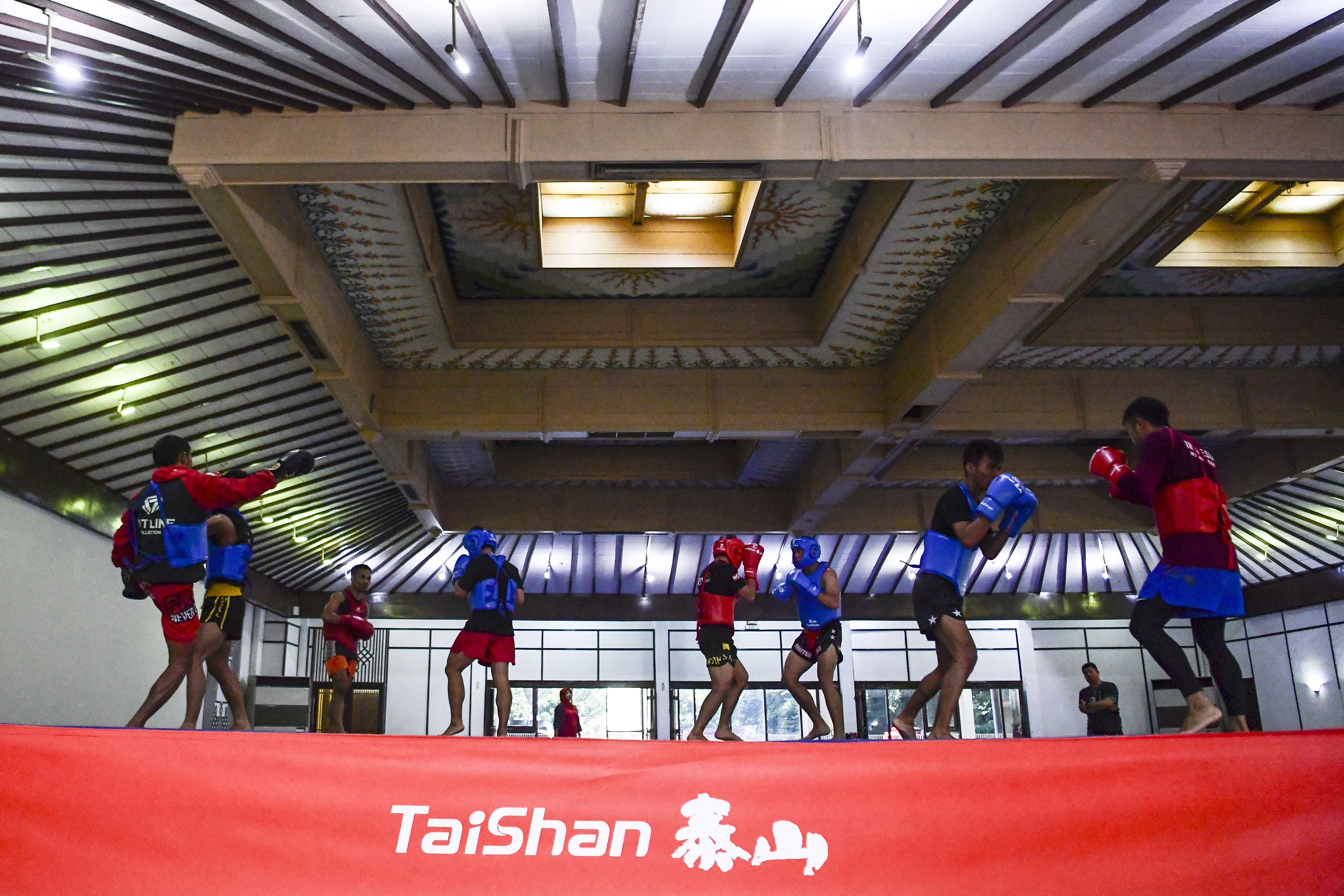  Atlet wushu Indonesia nomor sanda (tarung) mengikuti pemusatan latihan nasional (Pelatnas) di Gedung Serbaguna GBK, Senayan, Jakarta.