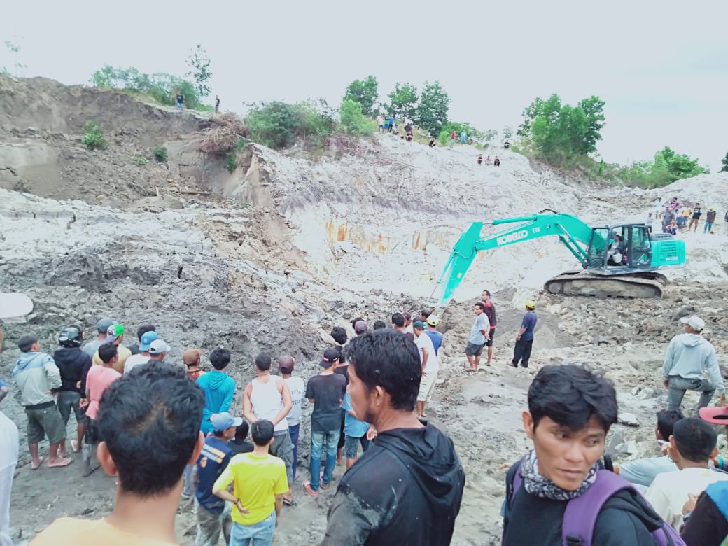 Empat pekerja tambang pasir timah di Bangka Tengah terkubur hidup-hidup sata menambang, Selasa (18/6) sore.