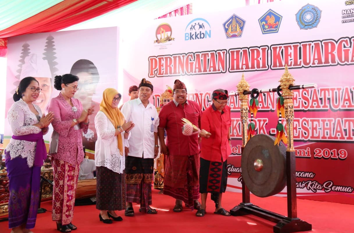 Gubernur Bali Wayan Koster (tengah) dalam peringatan Hari Keluarga Nasional (Harganas) di Bali, Jumat (28/6).