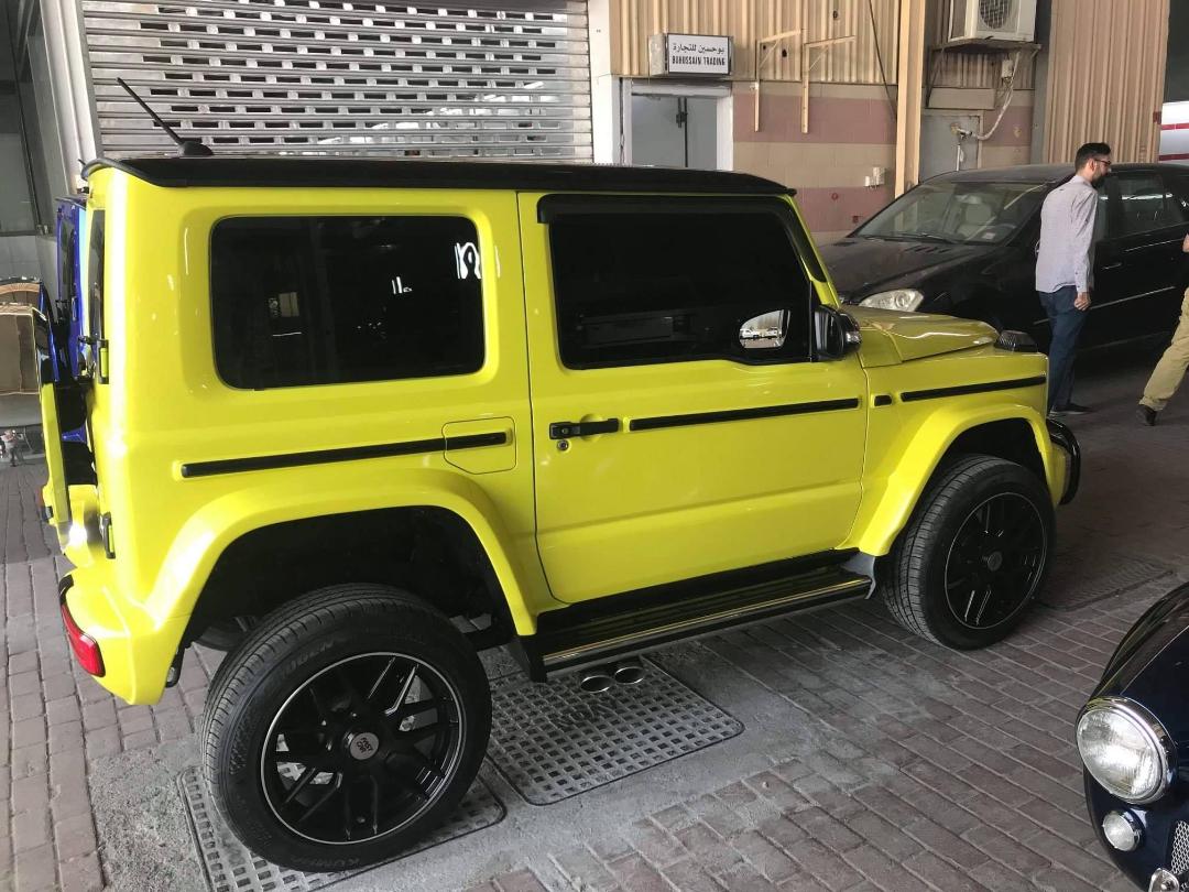 Aura G-Class makin terasa kental lewat penggantian kap mesin dan bumper bergaya AMG. 
