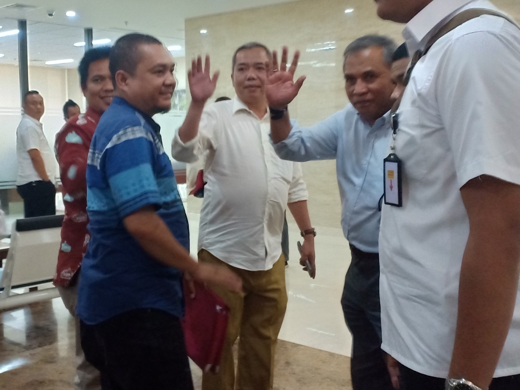 Eks Komandan Tim Mawar Mayor Jenderal (Purn) Chairawan K Nusyirwan (kemeja biru muda)