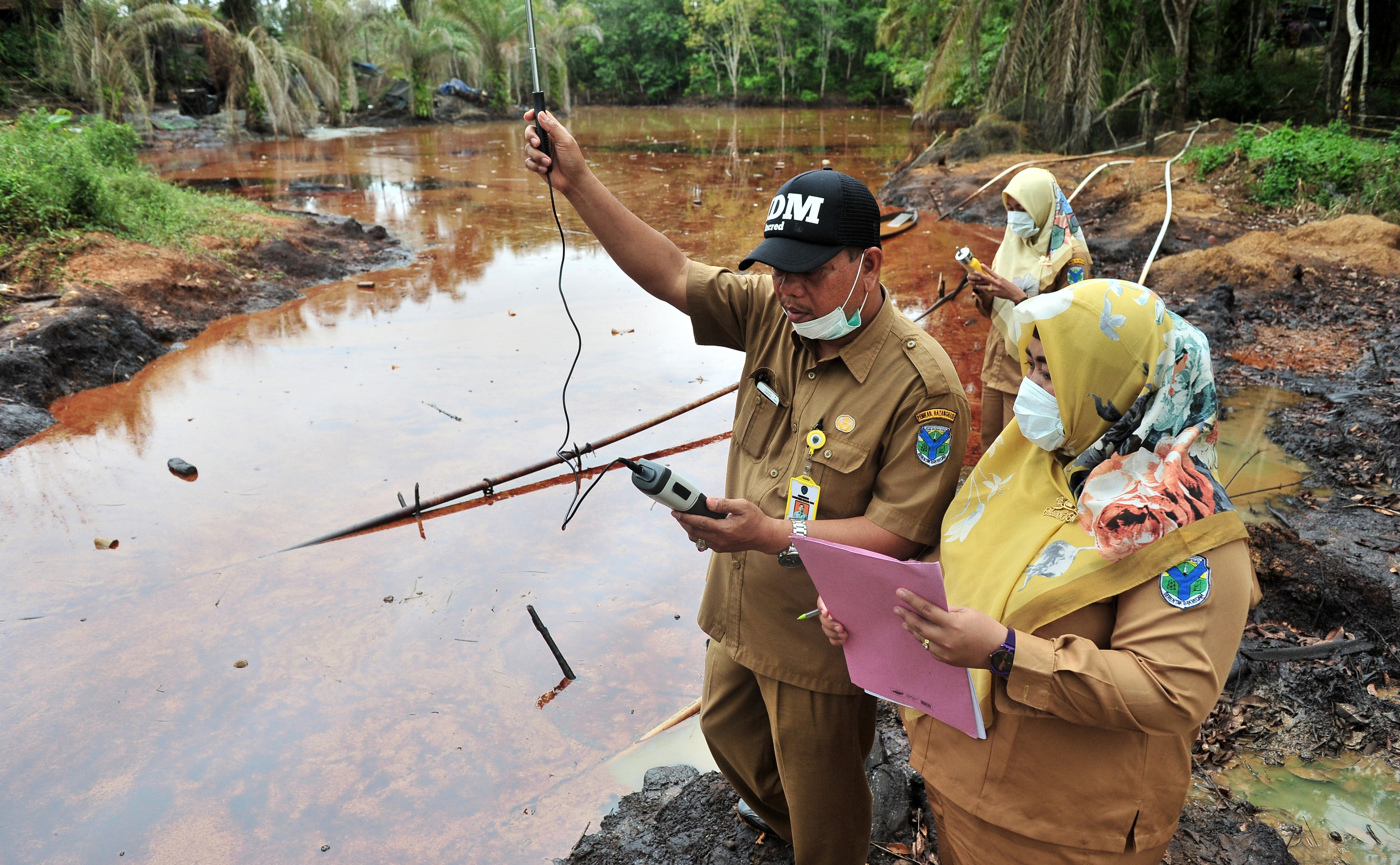  Petugas Kesehatan Lingkungan Dinas Kesehatan Kabupaten Batanghari mengukur tingkat kebisingan udara dan kadar gas