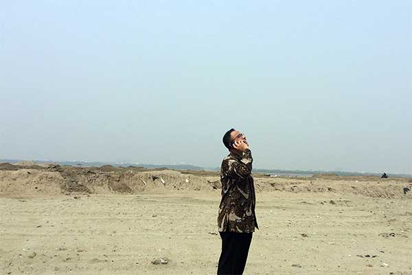 Gubernur DKI Jakarta Anies Baswedan saat meninjau pulau reklamasi C dan D di Teluk Jakarta, Jakarta (7/6)