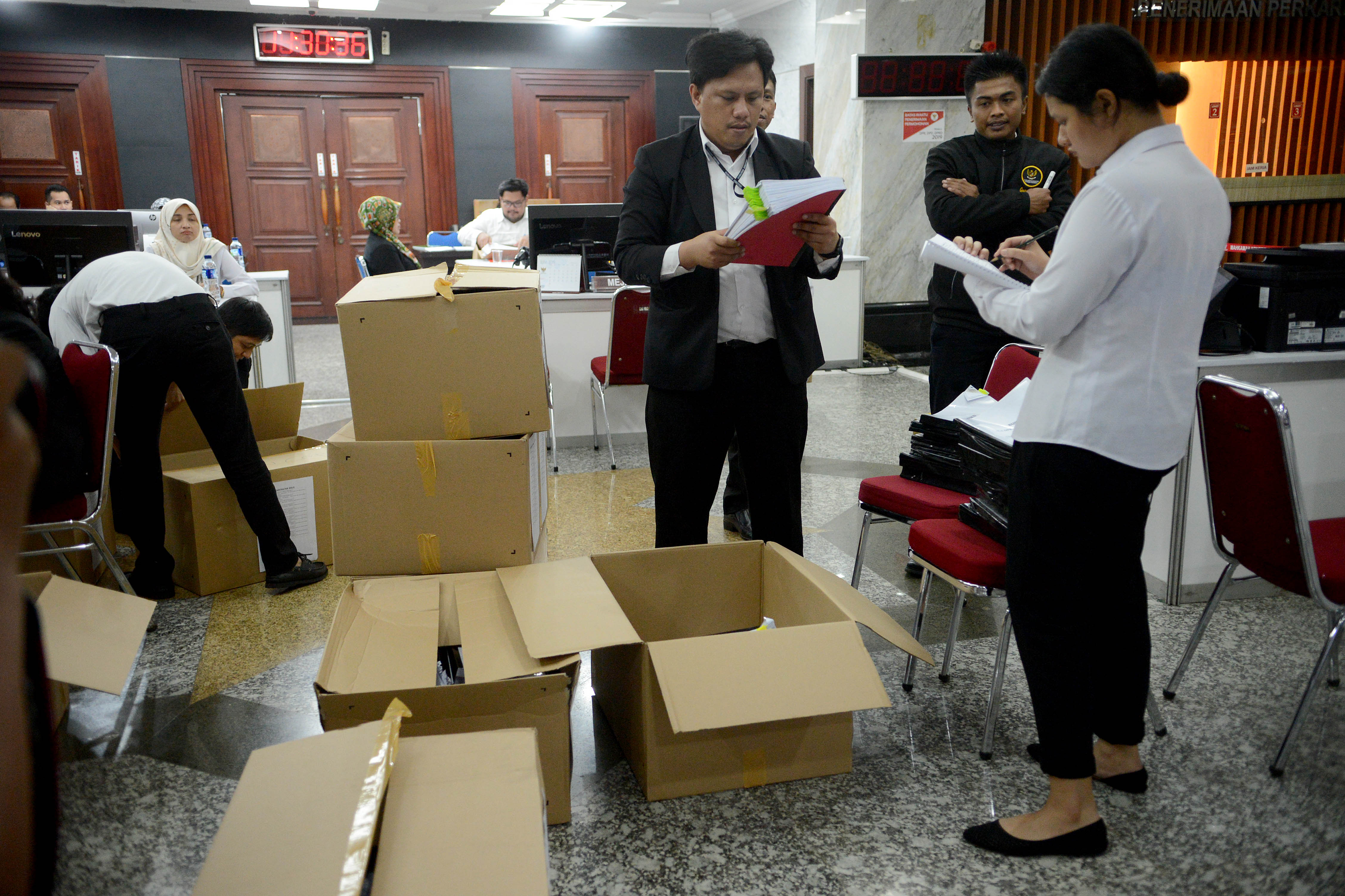 Petugas disaksikan tim hukum memeriksa berkas-berkas dan dokumen dugaan sengketa PHPU 2019 di Gedung MK