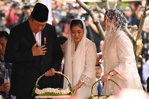 Presiden RI keenam Susilo Bambang Yudhoyono (kiri) didampingi menantu Annisa Pohan (kanan) dan Siti Ruby Aliya Rajasa (tengah) 