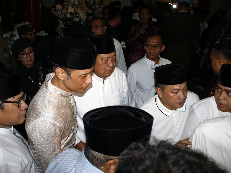 Mantan Presiden RI Soesilo Bambang Yudhoyono (SBY) bersama putranya Agus Harimurti Yudhoyono (AHY) .