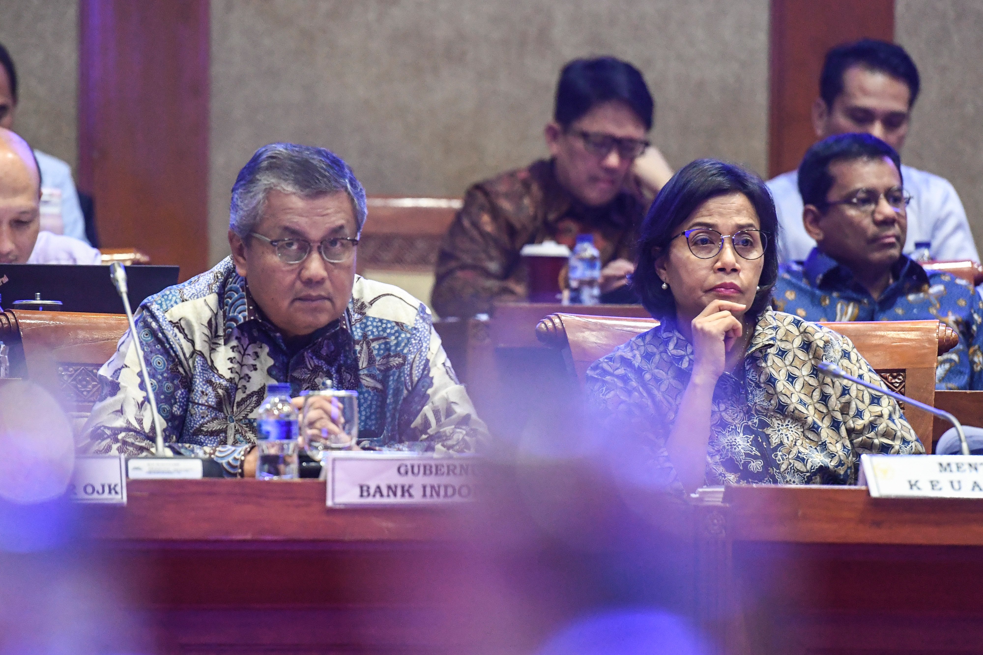 Menteri Keuangan Sri Mulyani (kanan) bersama Gubernur Bank Indonesia (BI) Perry Warjiyo (kirii) mengikuti rapat kerja dengan Komisi XI DPR