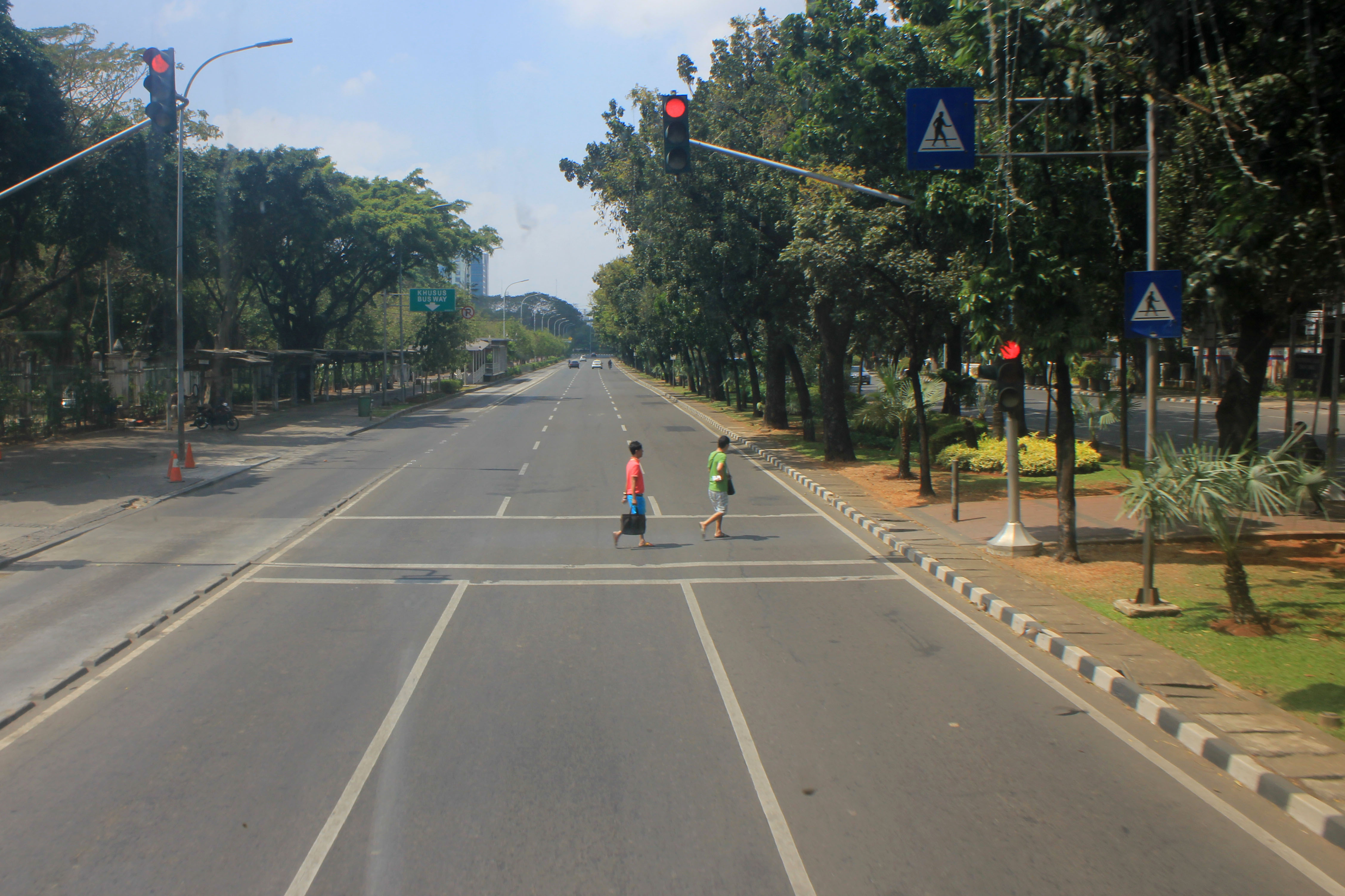 Jalanan lengang di hari Lebaran.