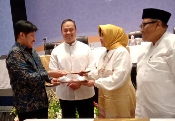 Presdir PT Prima Jaringan Lukman Purnomosidi dan Dirut PT Graha 165 Tbk Lea Sari Endari Irwan saling bertukar naskah MoU.