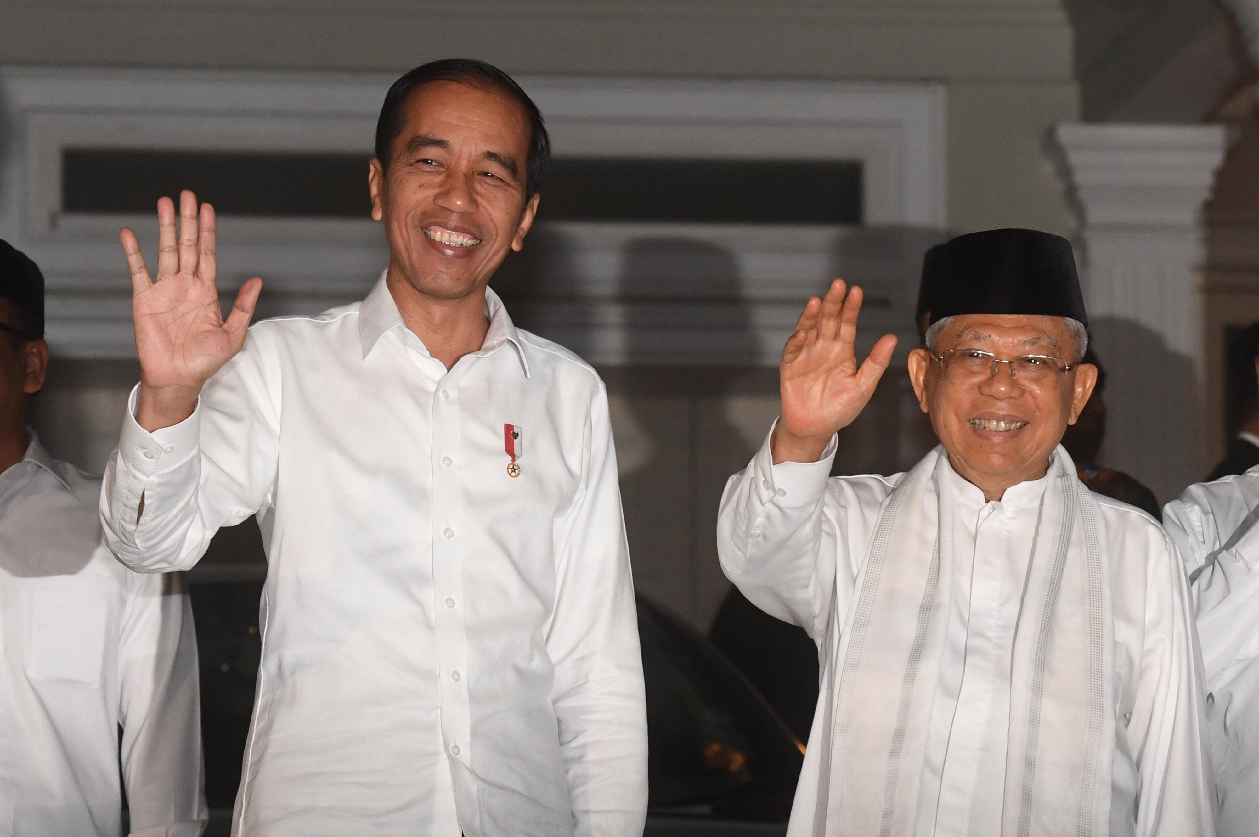 Ma'ruf Amin (kanan) bersama Joko Widodo.