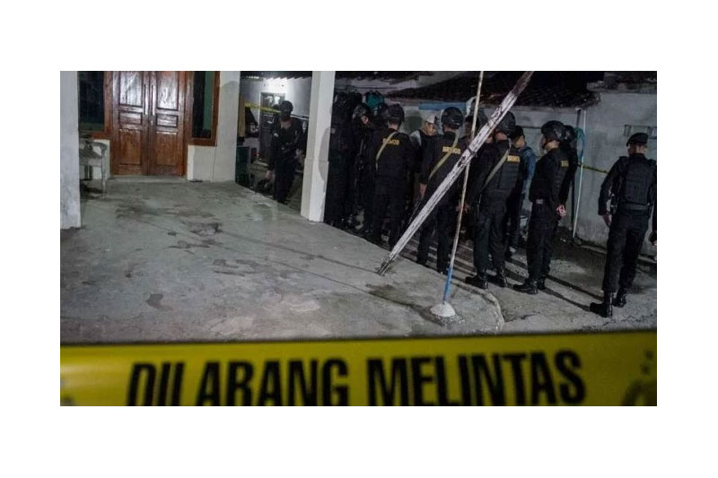  Polisi menggeledah rumah pelaku peledakan Pospam Kartasura