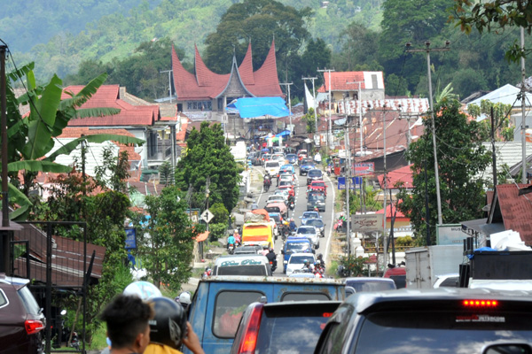 Sejumlah kendaraan terjebak macet di Jalan Raya Padang - Pekanbaru, Panyalaian, Kab.Tanah Datar, Sumatera Barat, Sabtu (8/6)